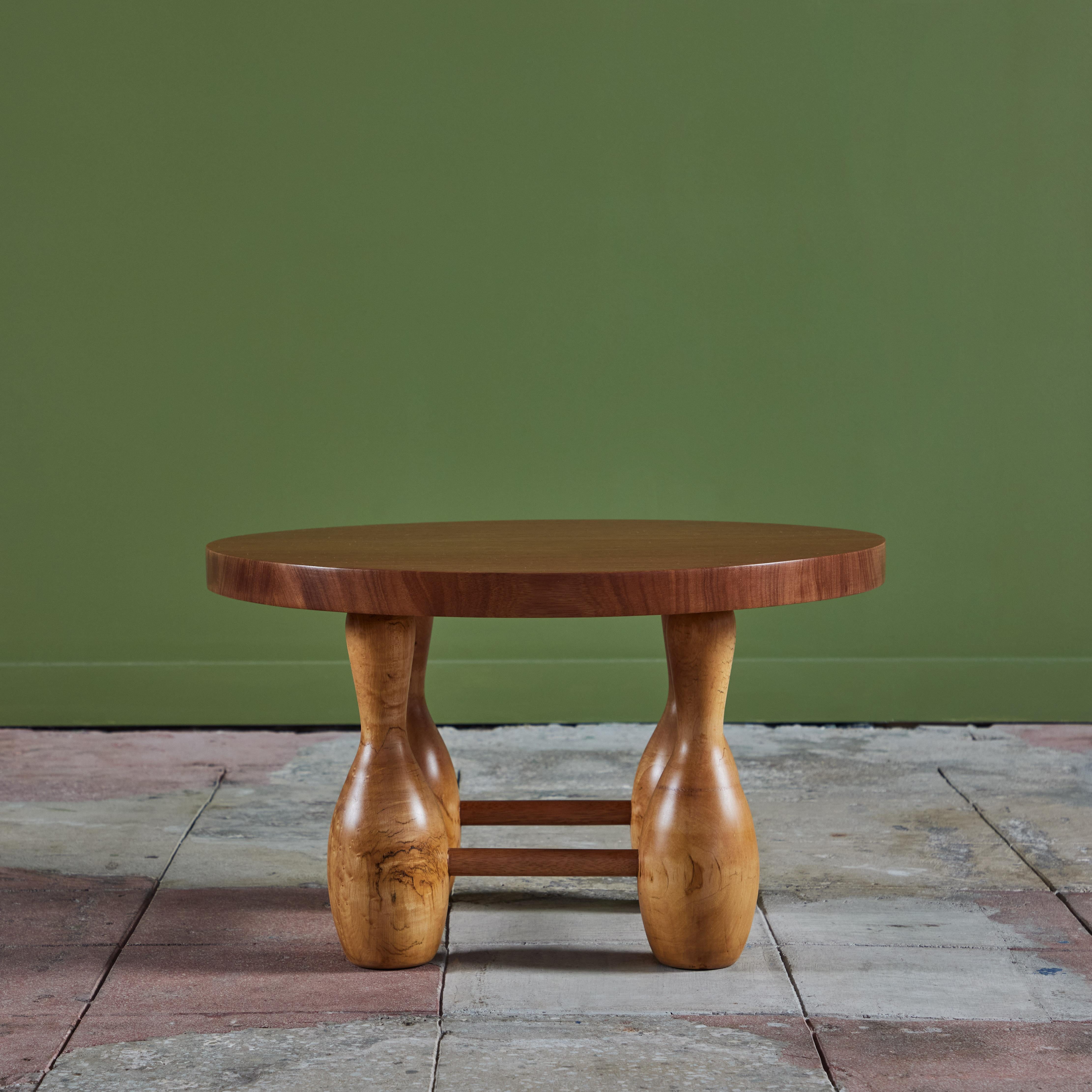 Acajou Table d'appoint ronde en acajou avec pieds courbes surdimensionnés en vente