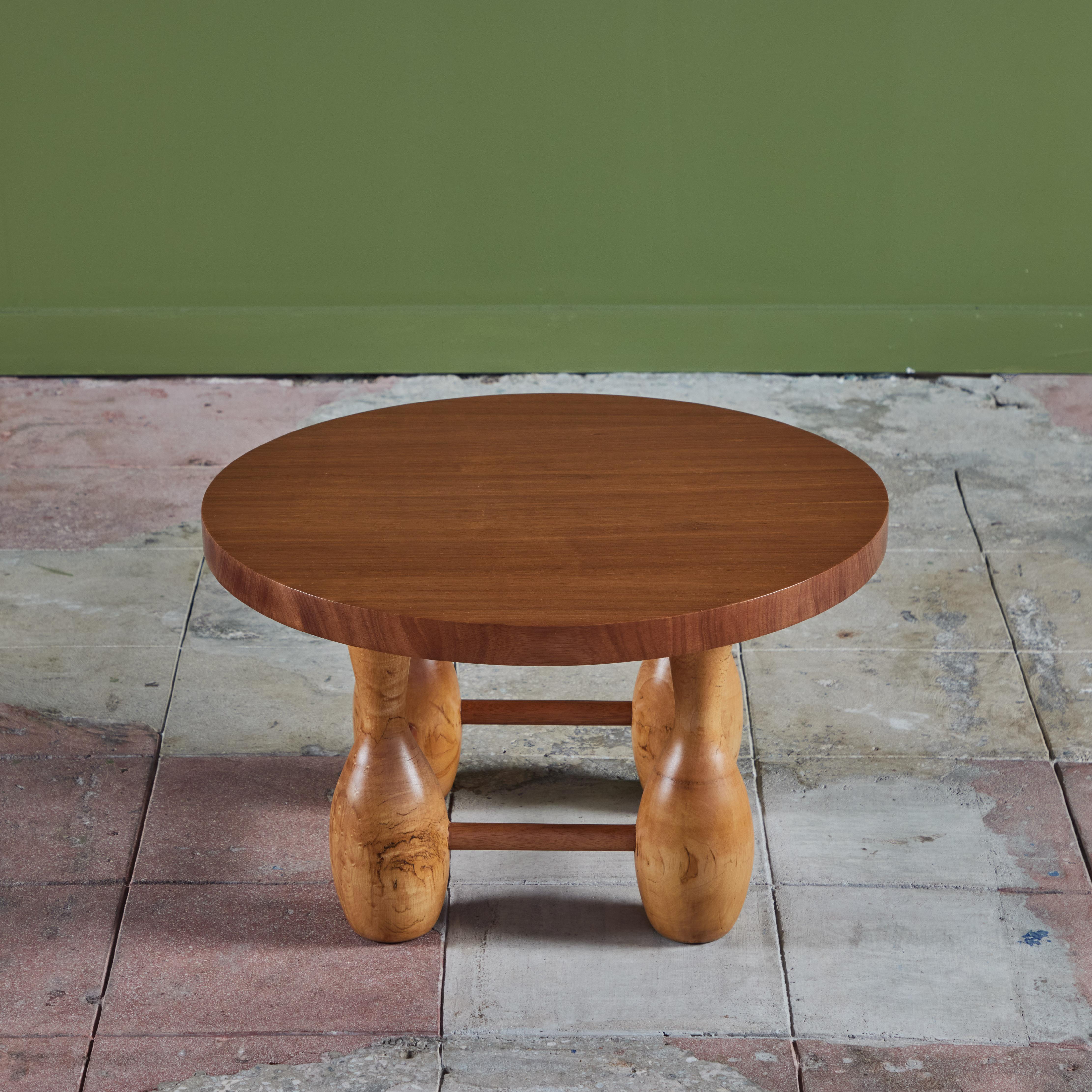 Table d'appoint ronde en acajou avec pieds courbes surdimensionnés en vente 1