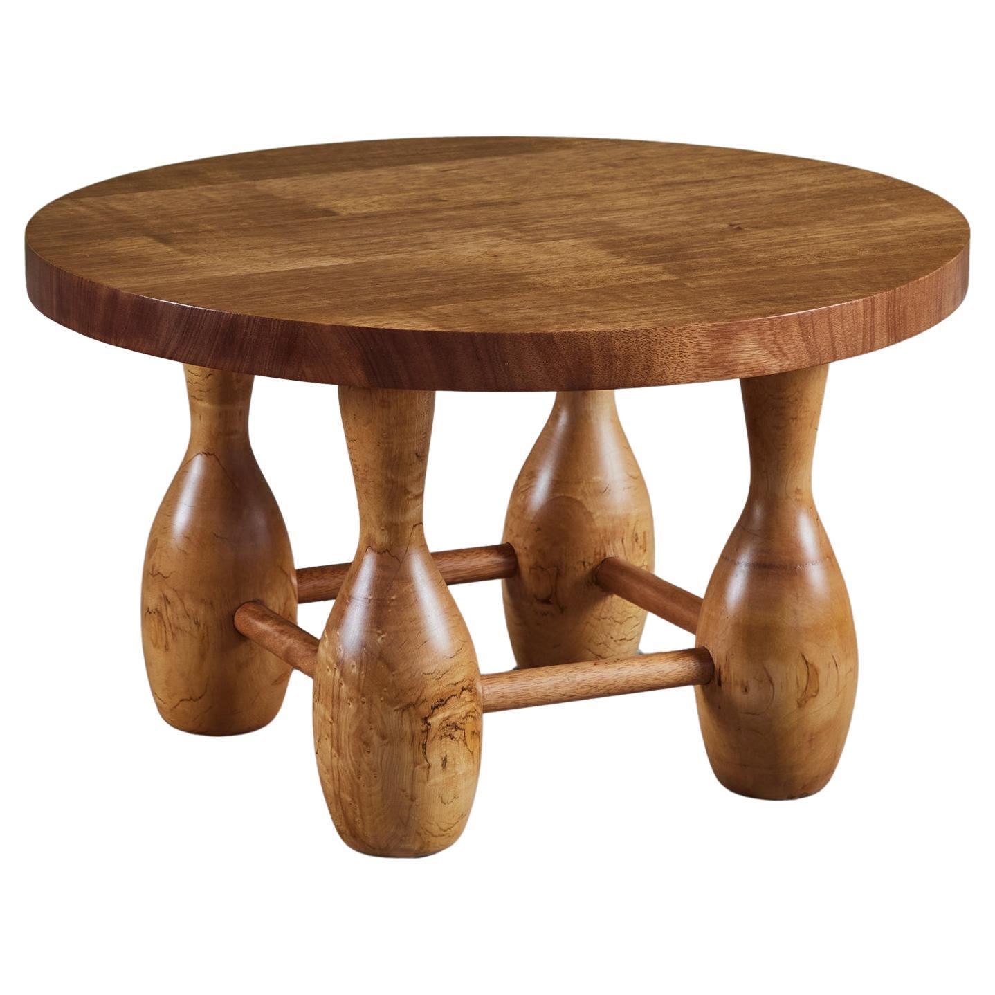 Table d'appoint ronde en acajou avec pieds courbes surdimensionnés