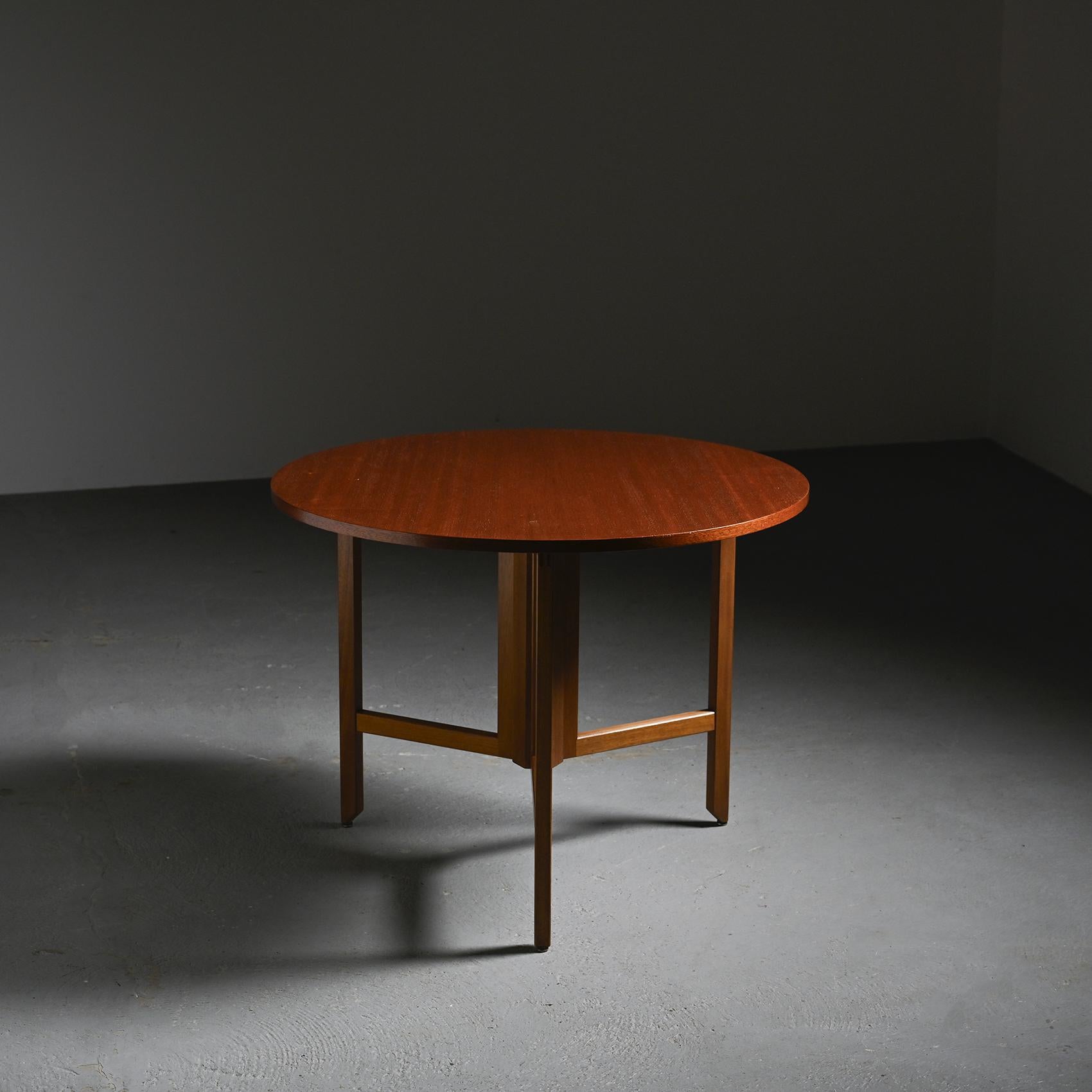 
Round table in mahogany by André Sornay (1902-2000), the renowned Lyon-based cabinetmaker and a major figure of French modernist design, circa 1960.

The circular mahogany top, with its deep, even grain, rests on a solid mahogany base assembled
