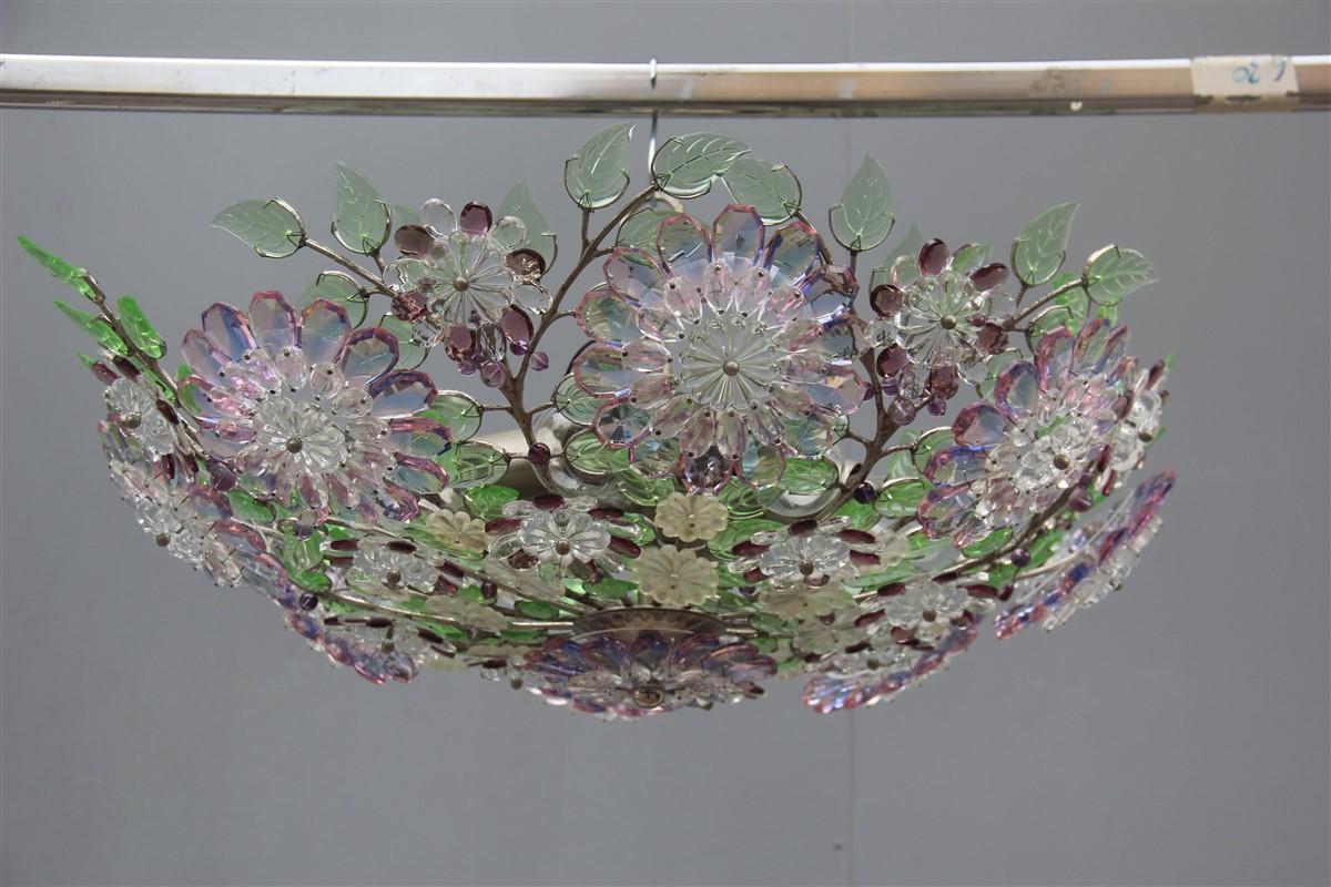 Lustre rond en cristal vert violet français du milieu du siècle.
8 ampoules E27 max 100 watt chacune.

Des cristaux précieux, charmants et élégants, quelque chose d'unique et de précieux pour une maison spéciale.