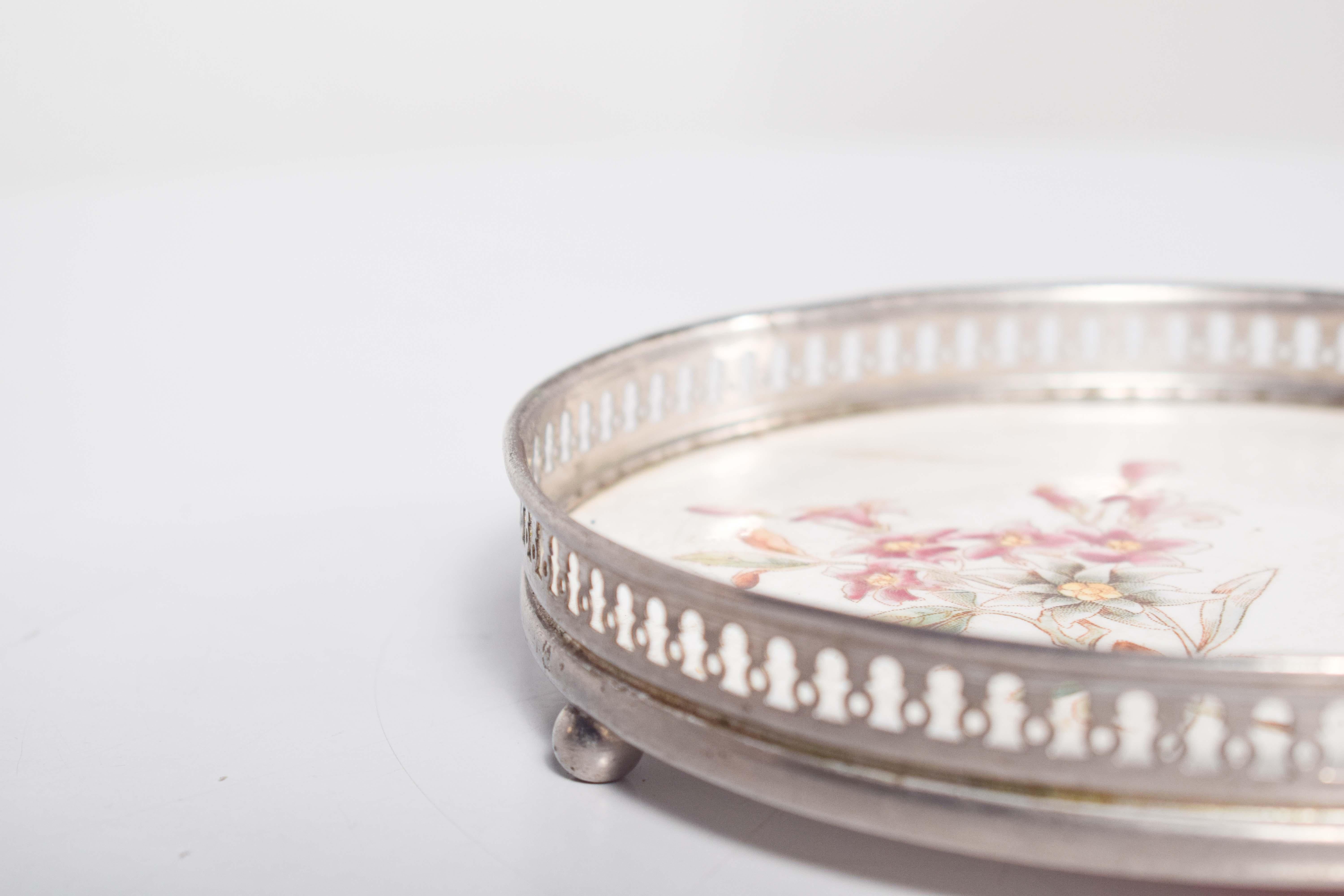 Inglese Vassoio rotondo in ceramica smaltata in vendita