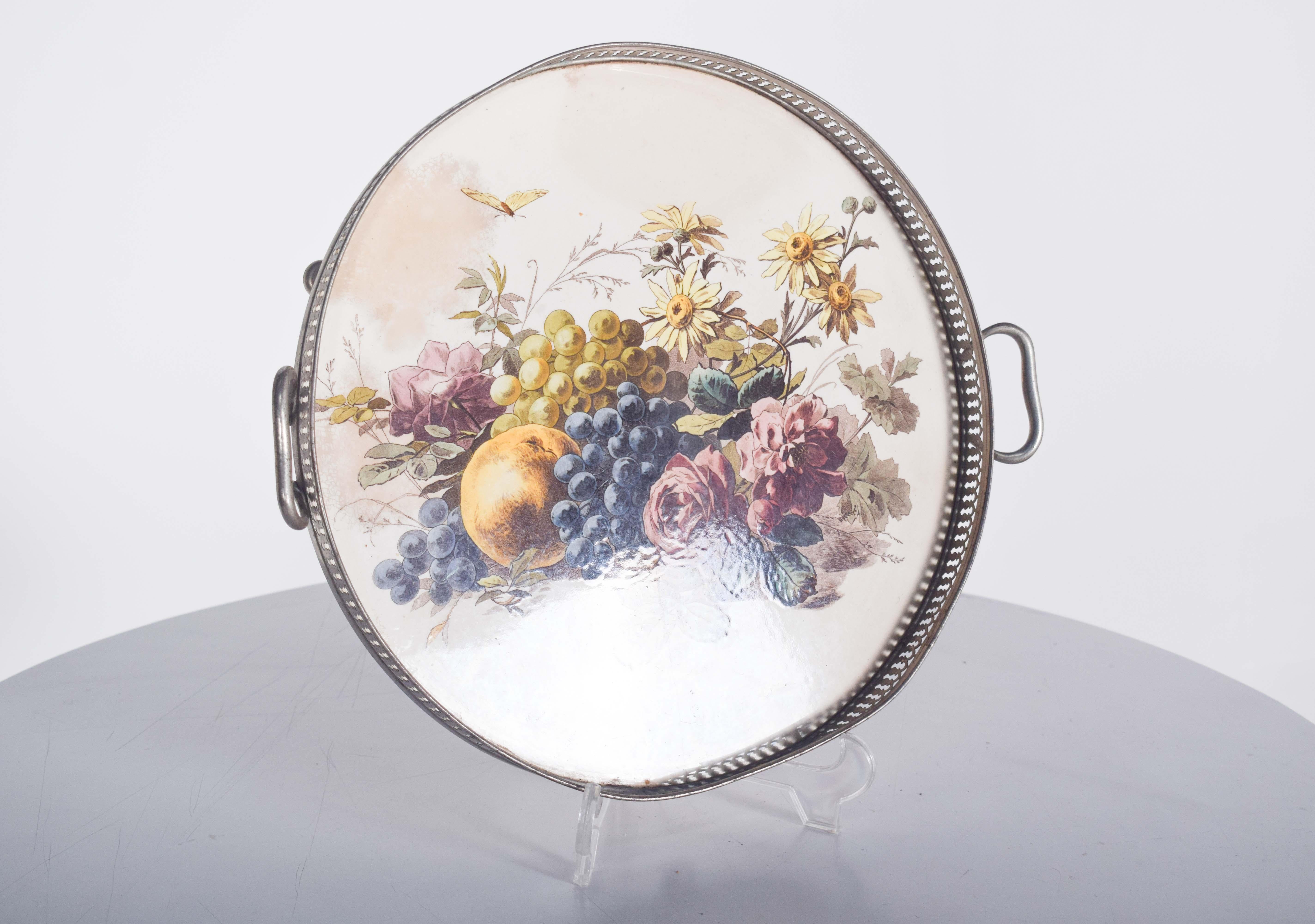 Round majolica with grid, in glazed ceramic. Polychrome decoration with bunches of grapes, white and black, roses and marigolds.
This round glazed ceramic majolica is a piece of refined charm, with rich and detailed decoration that showcases the