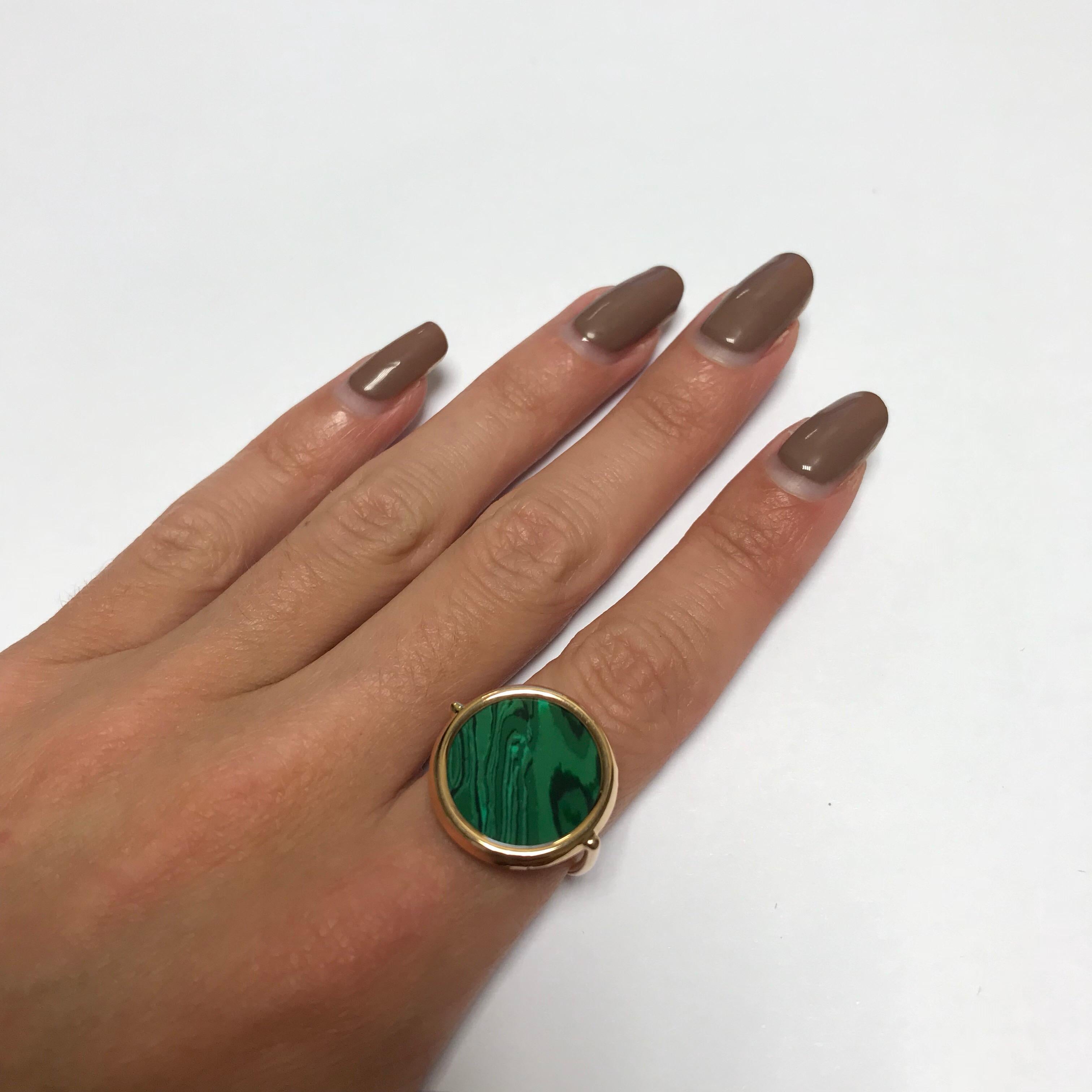 Round Malachite and Rose Gold 18 Karat Fashion Ring In New Condition In Vannes, FR