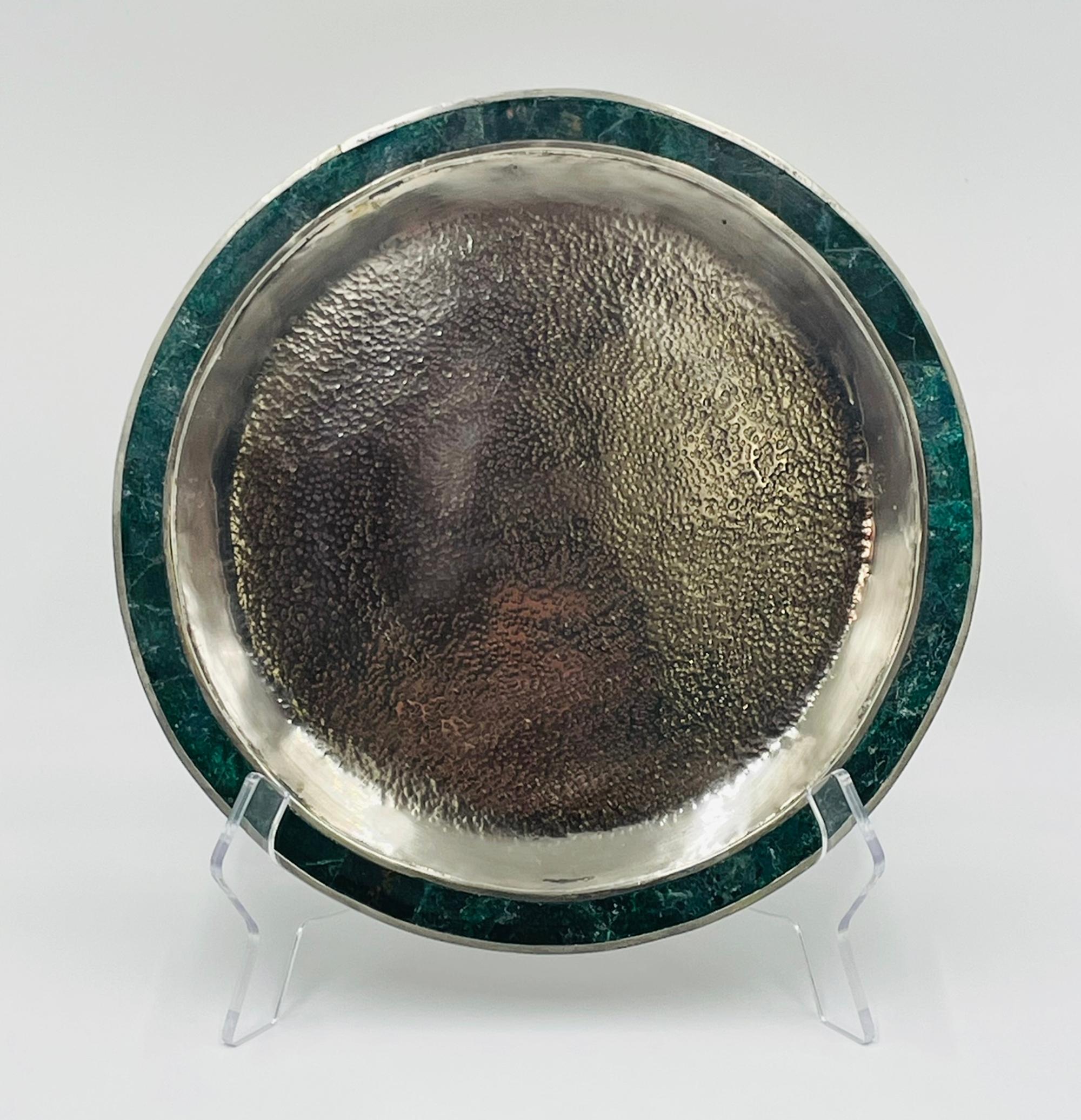 Elegante vassoio da portata artigianale in malachite e lastre d'argento progettato e prodotto in Messico intorno agli anni '50, realizzato nel raffinato stile di Los Castillos di Taxco. Questo pezzo sofisticato mette in mostra l'impeccabile maestria