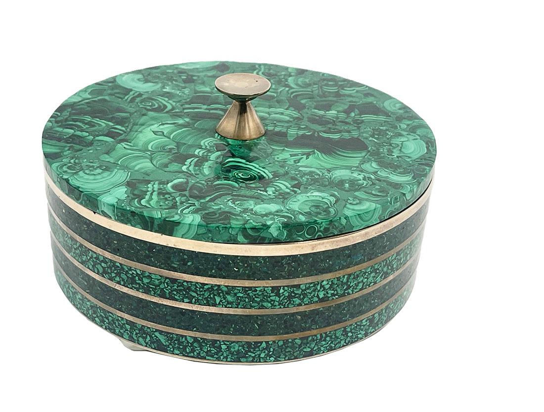 Congolais Boîte ronde en malachite avec laiton en vente