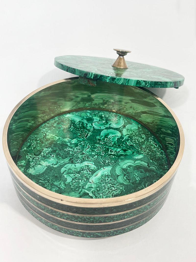 Boîte ronde en malachite avec laiton Bon état - En vente à Delft, NL