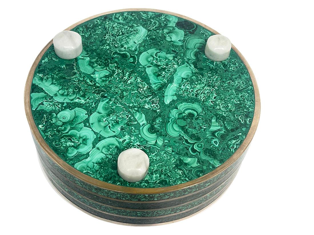 20ième siècle Boîte ronde en malachite avec laiton en vente