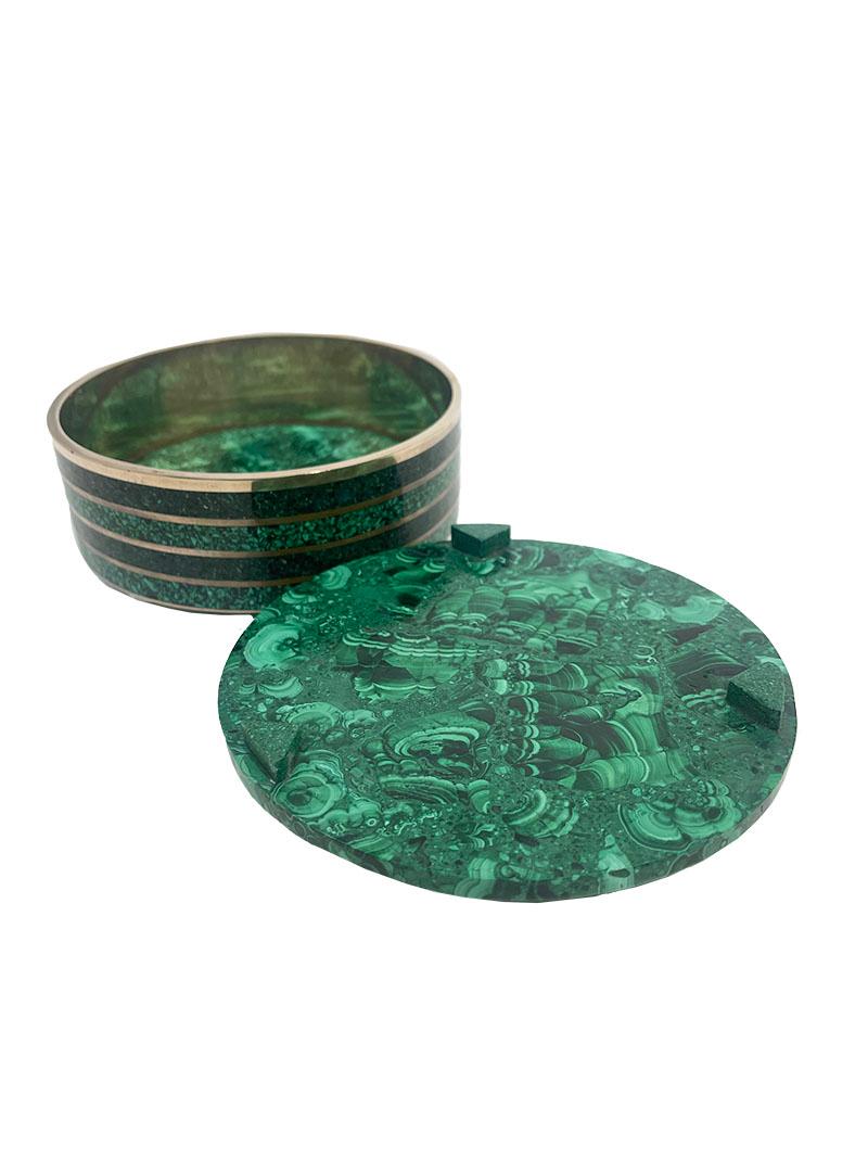 Laiton Boîte ronde en malachite avec laiton en vente