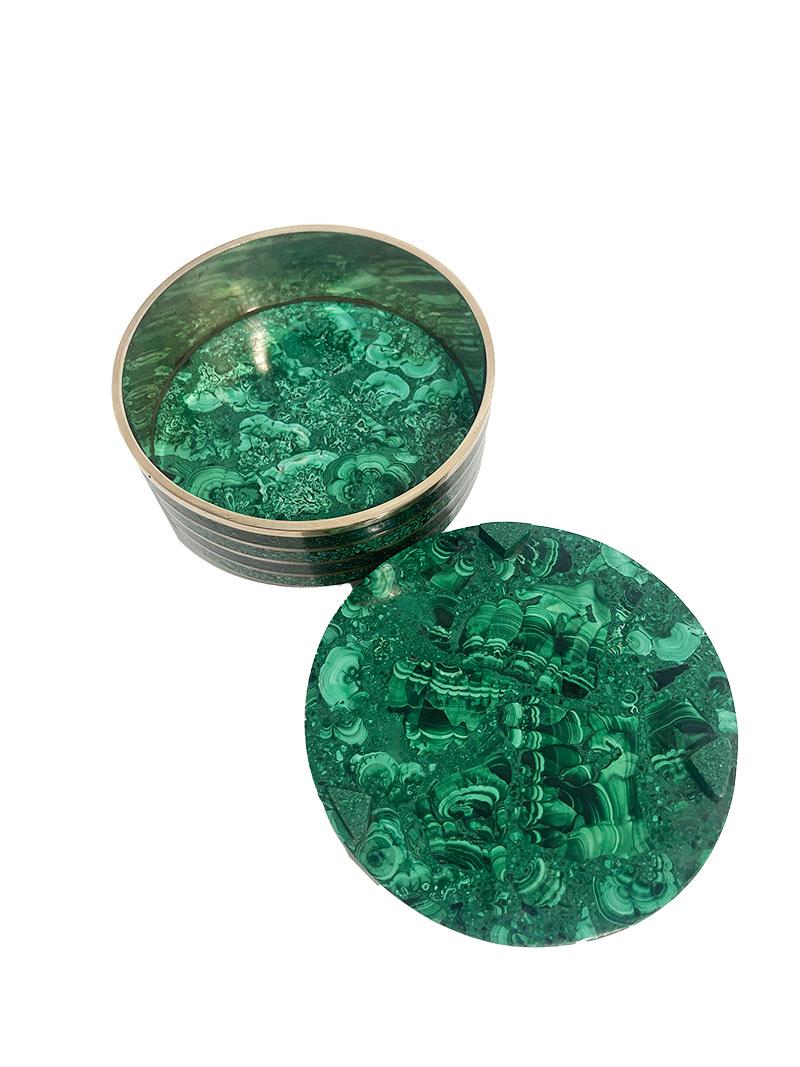 Boîte ronde en malachite avec laiton en vente 1