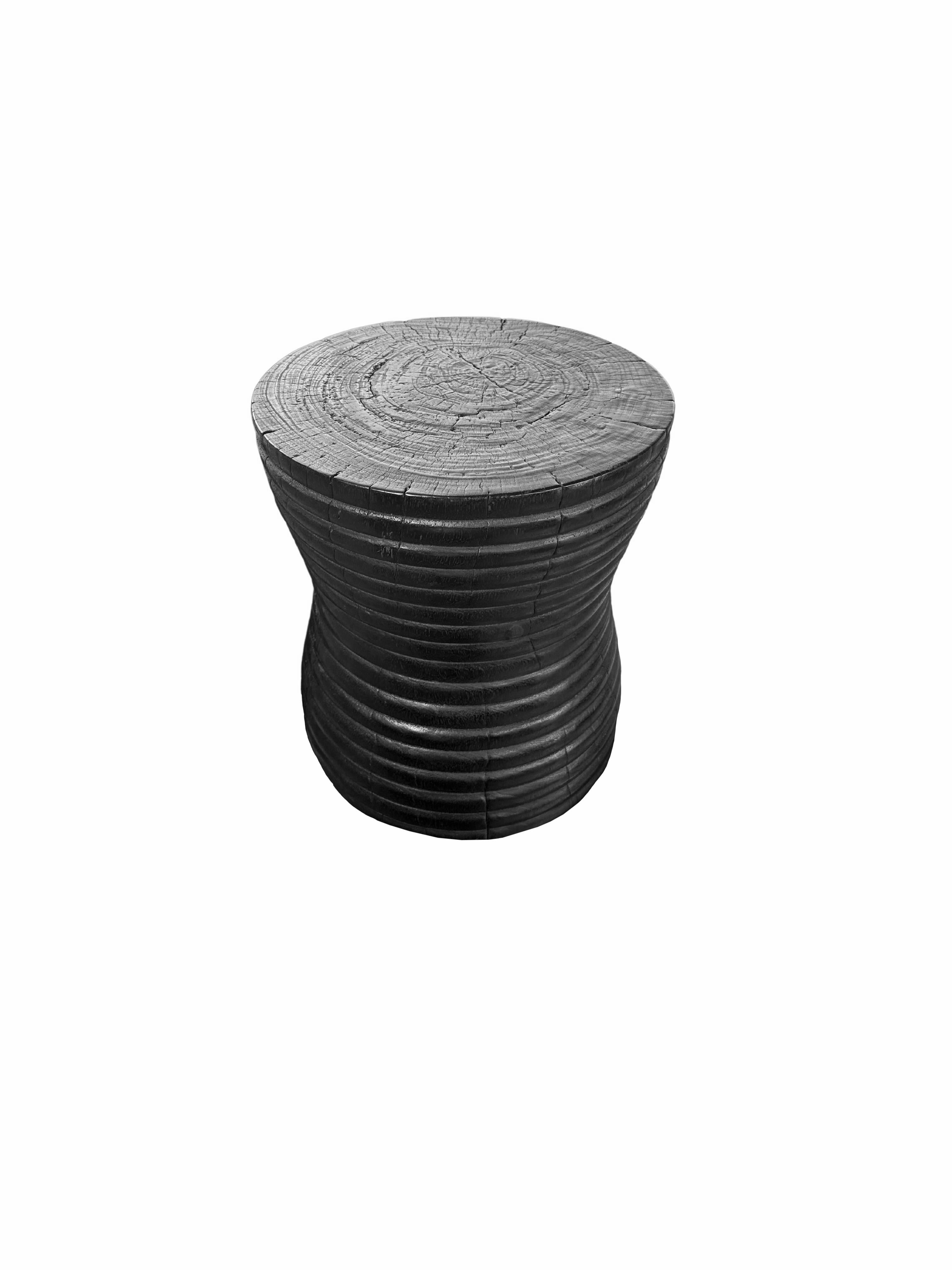 Runder Beistelltisch aus Mangoholz, gebrannte Oberfläche, geschnitzte Details, modern organisch, modern (Organische Moderne) im Angebot