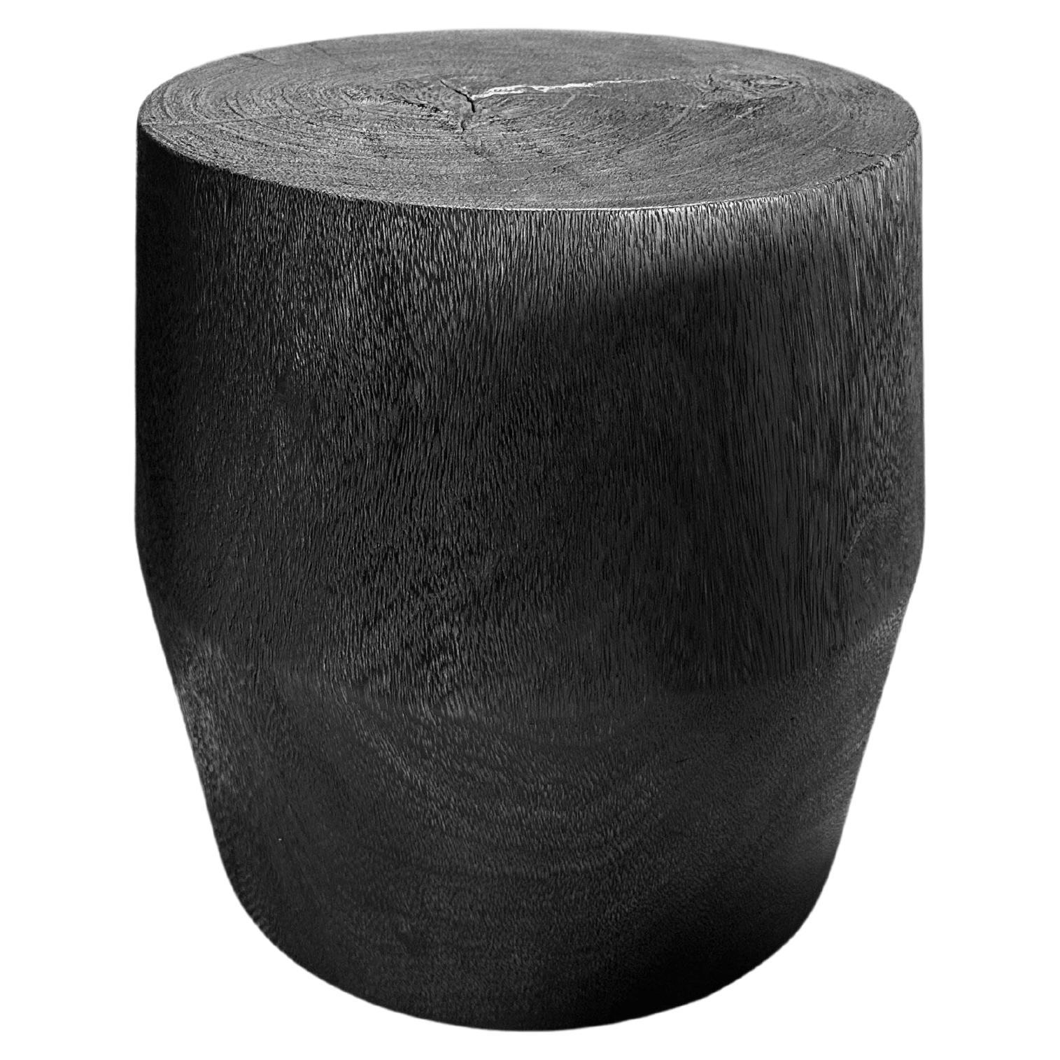 Runder Beistelltisch aus Mango-Holz, gebrannte Oberfläche, modern, organisch, modern