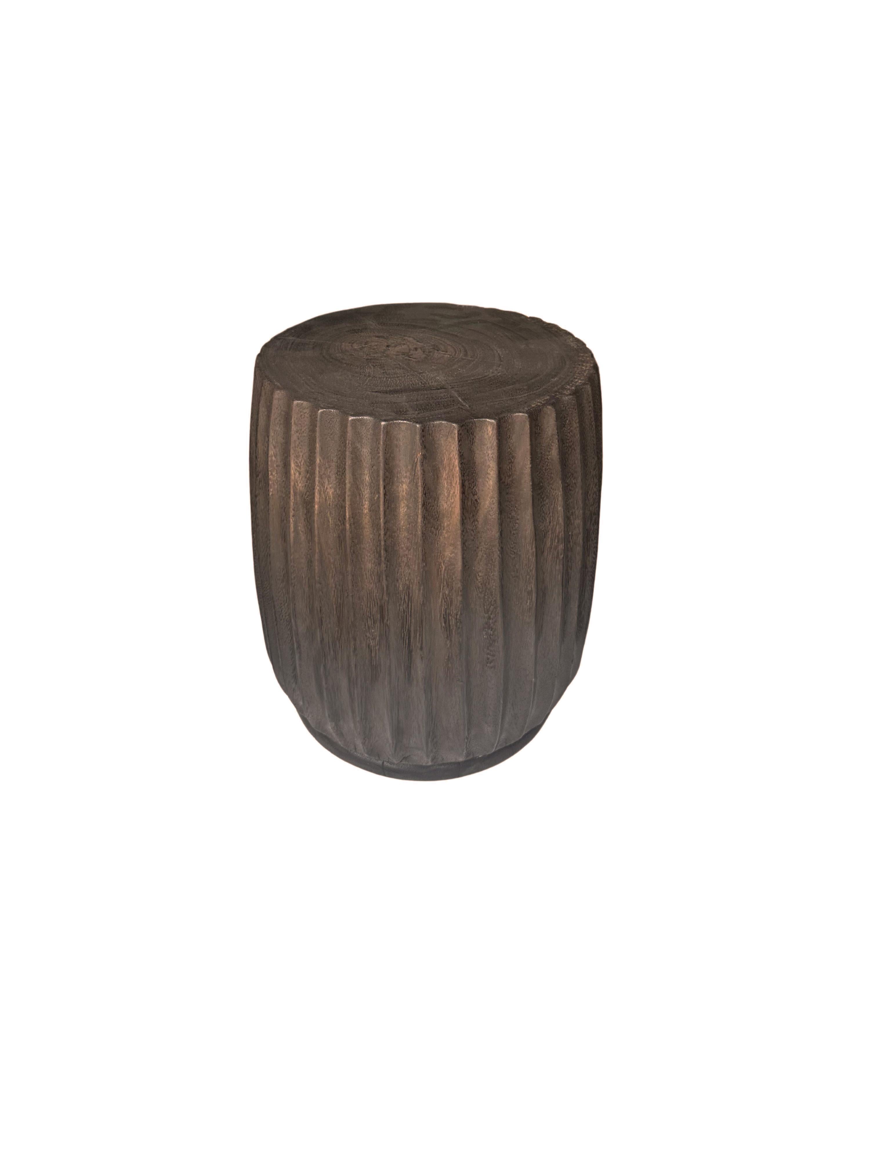 Runder Beistelltisch aus Mangoholz, geschnitzte Details, modern organisch, Brown Finish (Organische Moderne) im Angebot