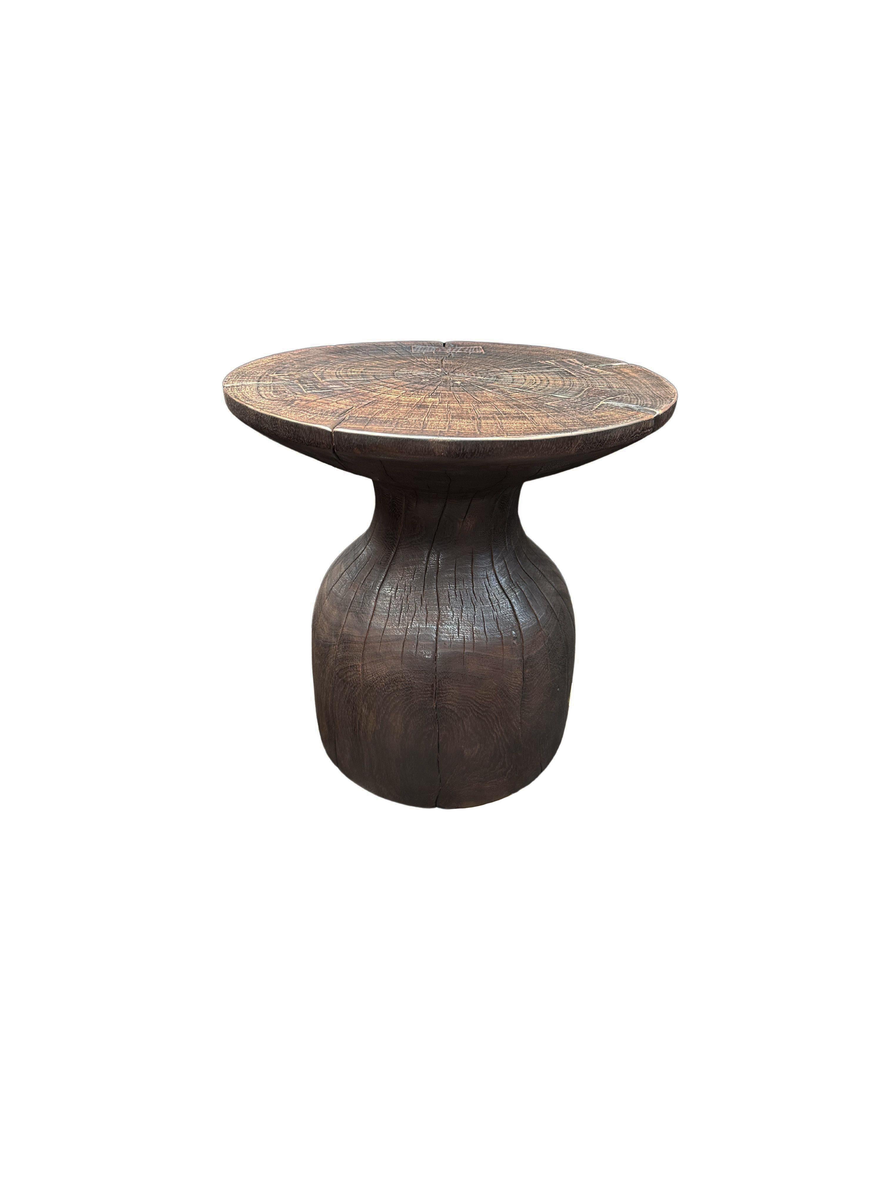 Runder Beistelltisch aus Mangoholz, Modern Organic, Brown Finish (Organische Moderne) im Angebot