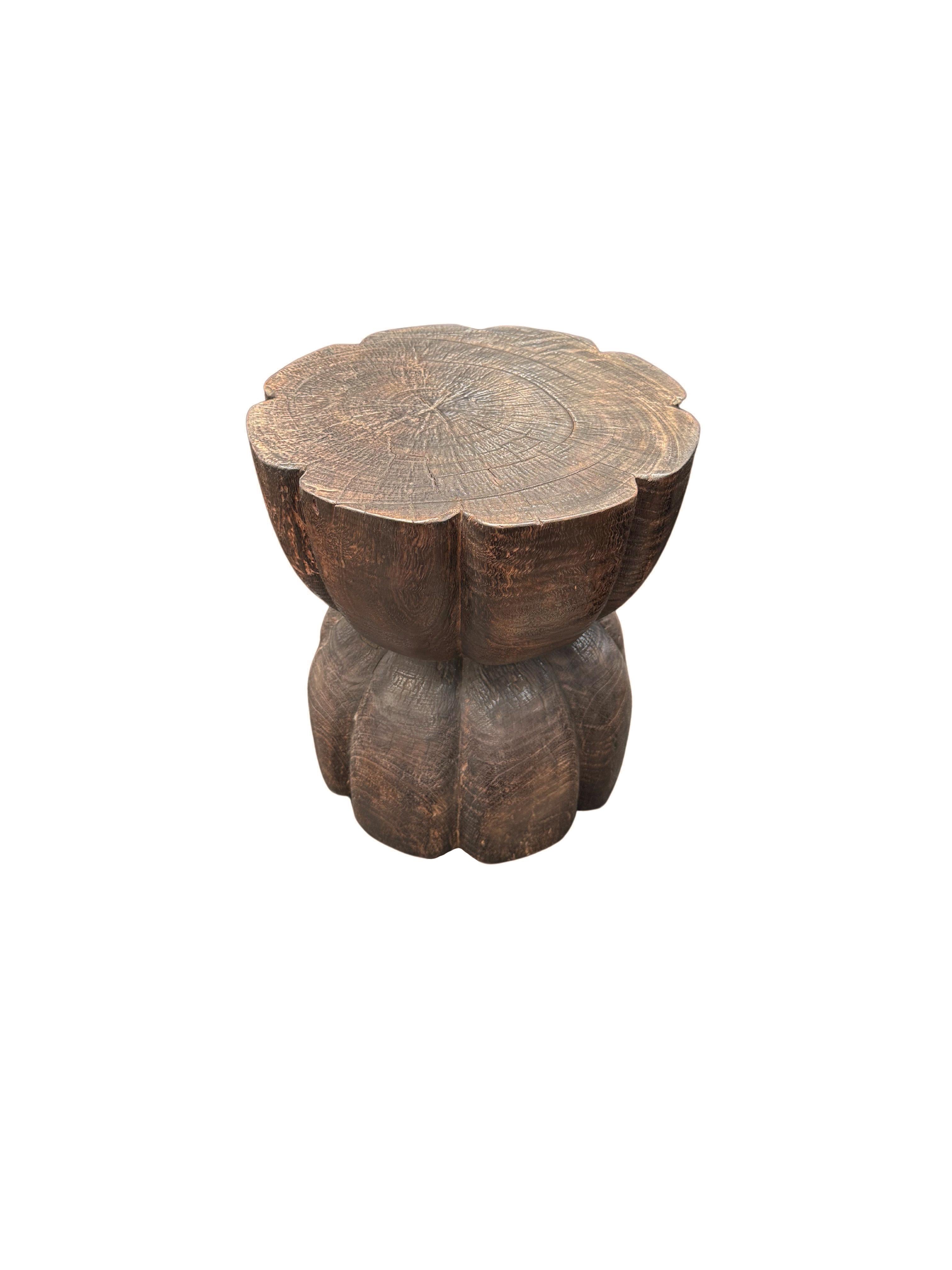 Organique Table d'appoint ronde en bois de manguier, détails sculptés, Modernity Organic, finition Brown en vente