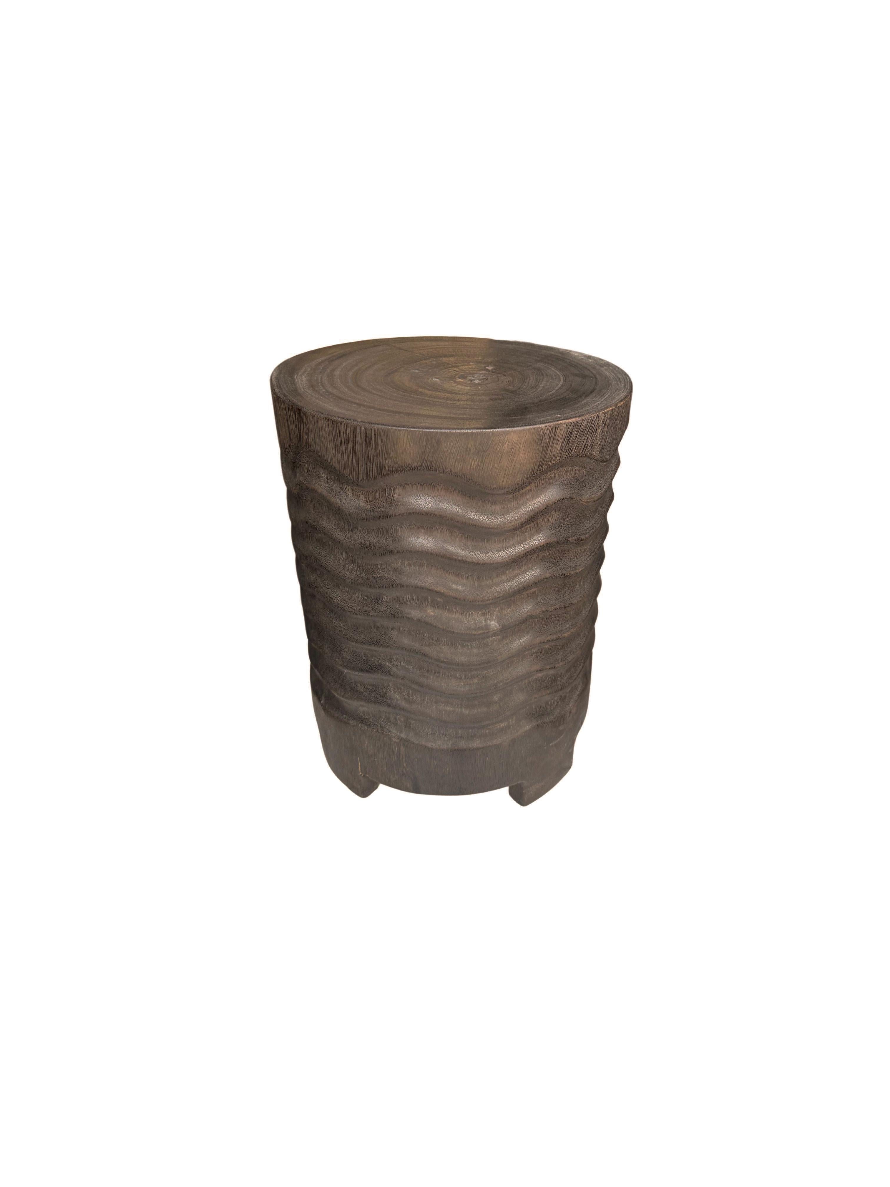 Mesa Auxiliar Redonda de Madera de Mango, Detalles Tallados, Moderna y Orgánica, Acabado Marrón Moderno orgánico en venta