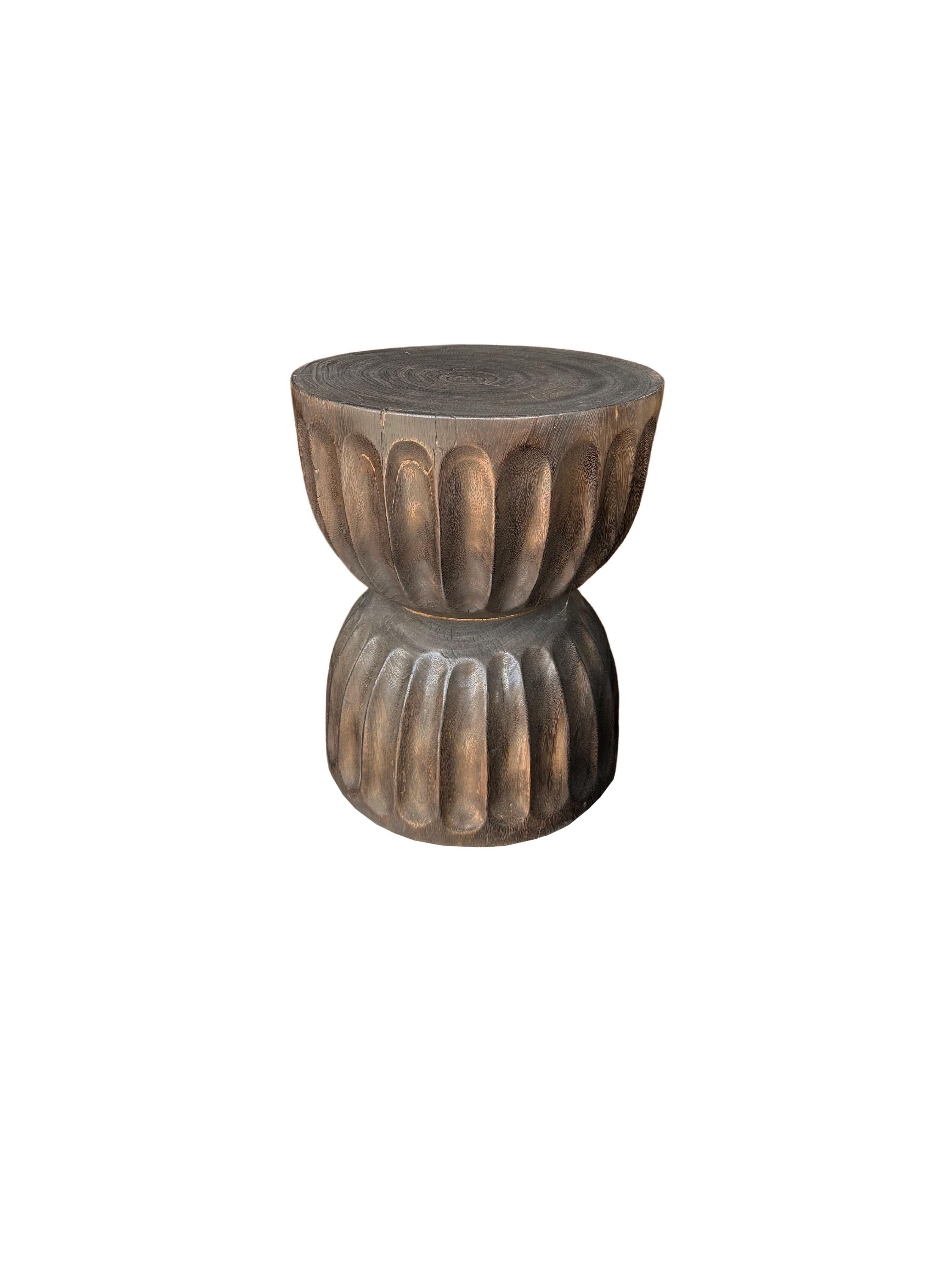 Runder Beistelltisch aus Mangoholz, geschnitzte Details, modern organisch, Brown Finish (Organische Moderne) im Angebot