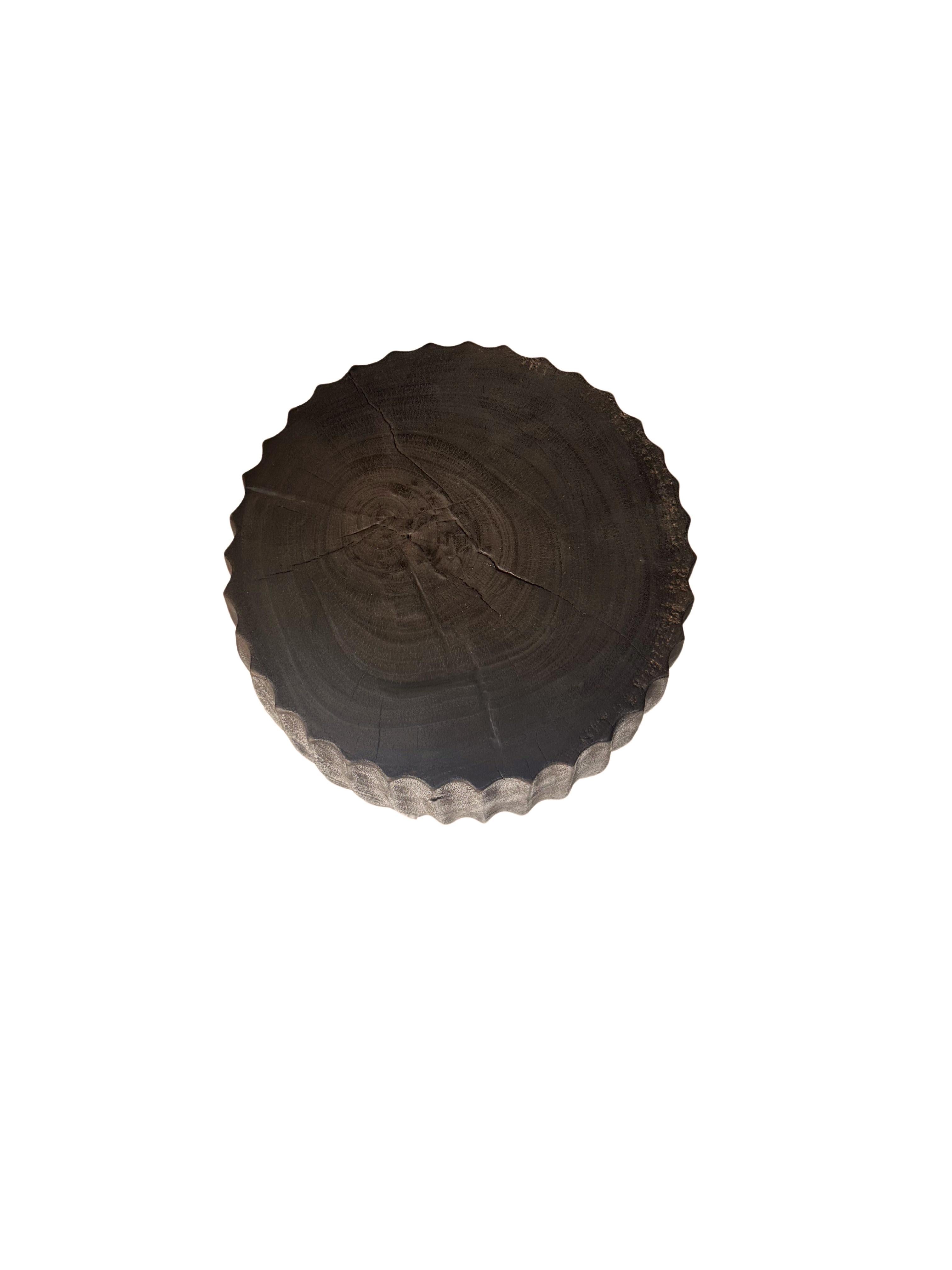 Runder Beistelltisch aus Mangoholz, geschnitzte Details, modern organisch, Brown Finish (Indonesisch) im Angebot