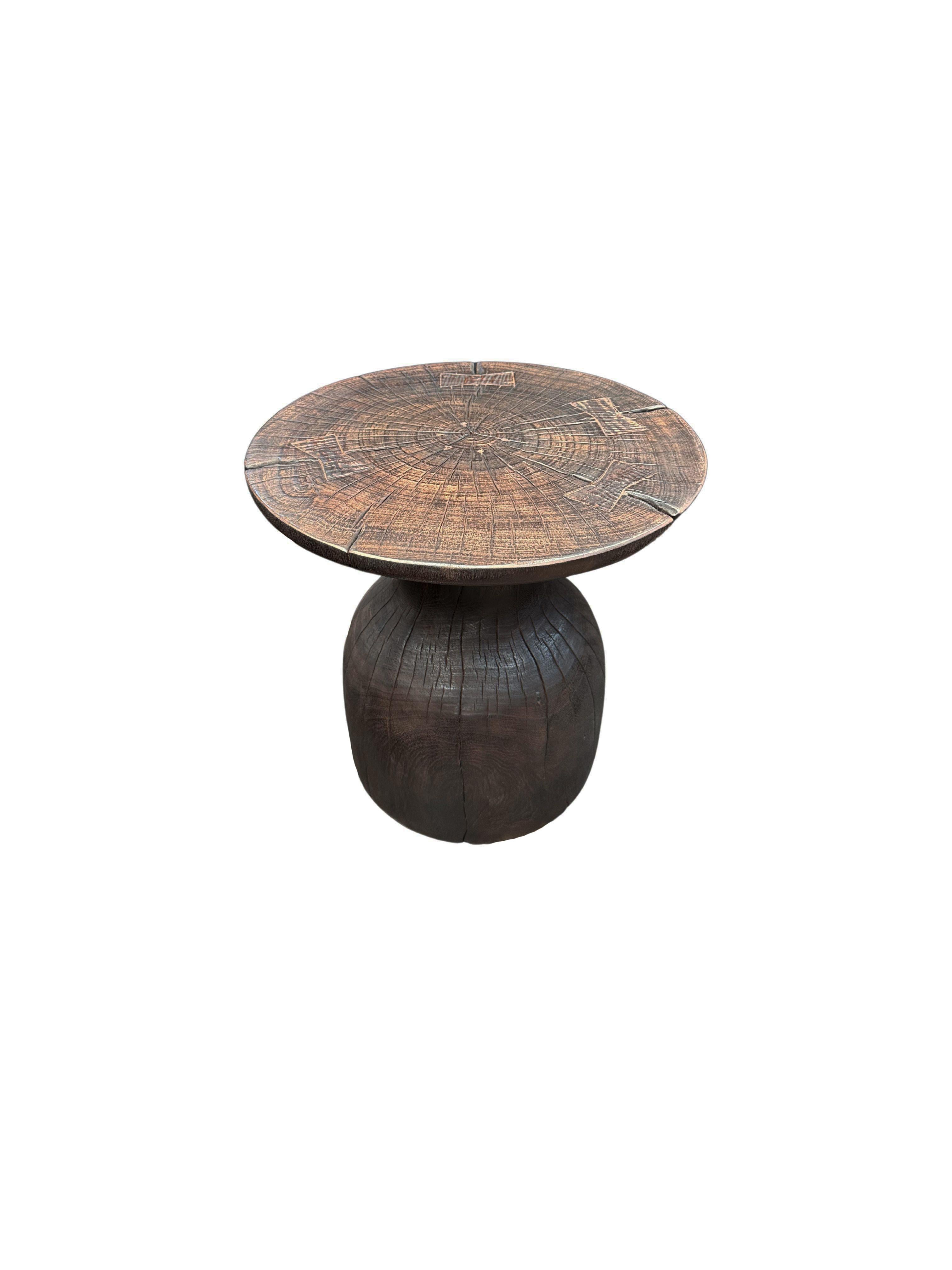 Runder Beistelltisch aus Mangoholz, Modern Organic, Brown Finish (Indonesisch) im Angebot
