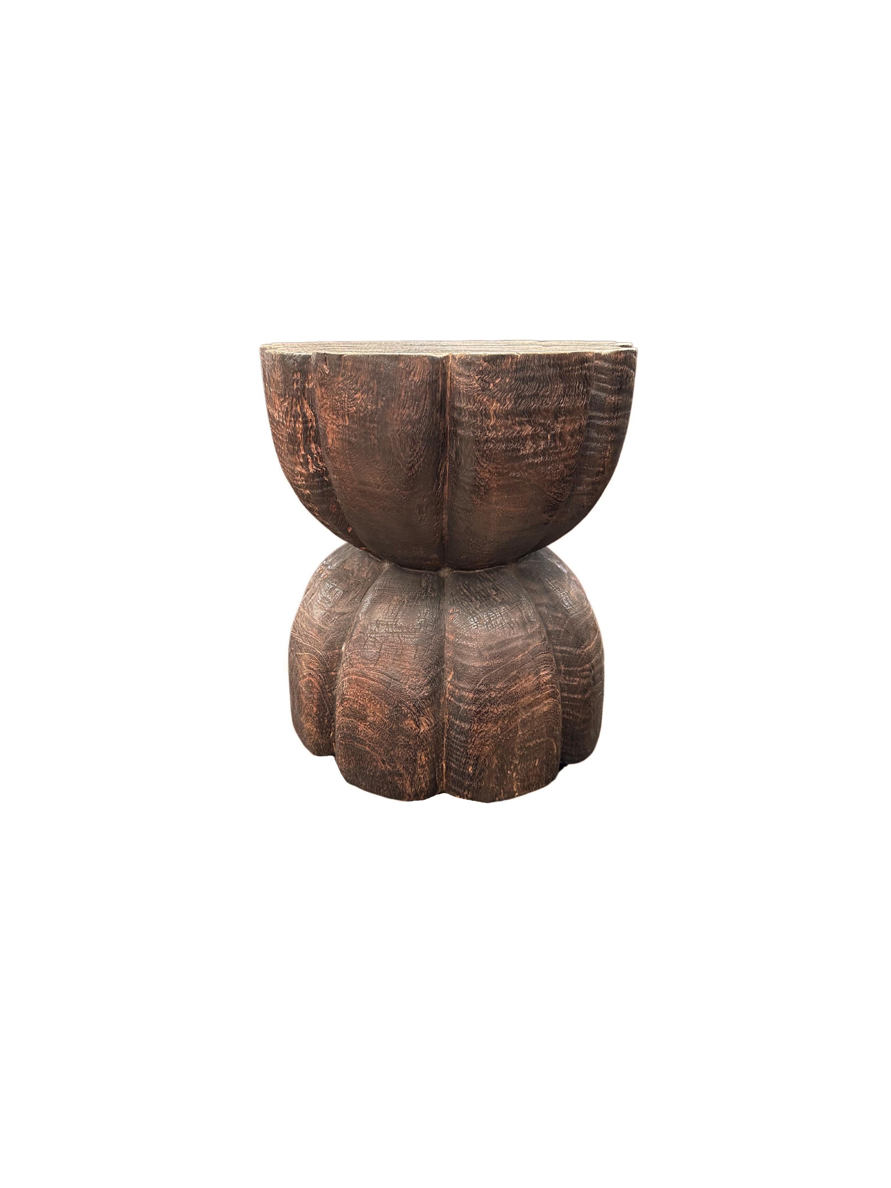 Indonésien Table d'appoint ronde en bois de manguier, détails sculptés, Modernity Organic, finition Brown en vente