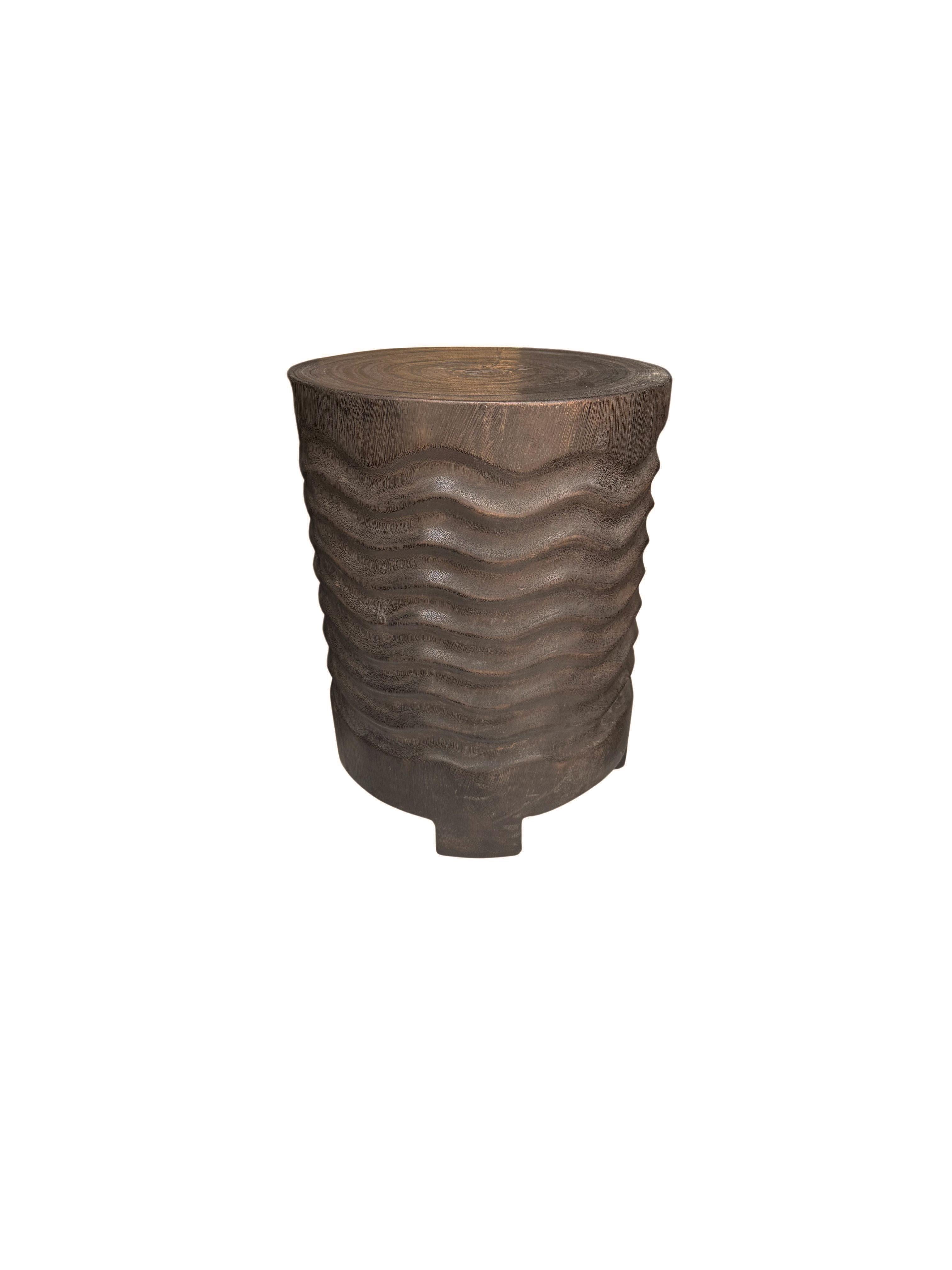 Mesa Auxiliar Redonda de Madera de Mango, Detalles Tallados, Moderna y Orgánica, Acabado Marrón Indonesio en venta
