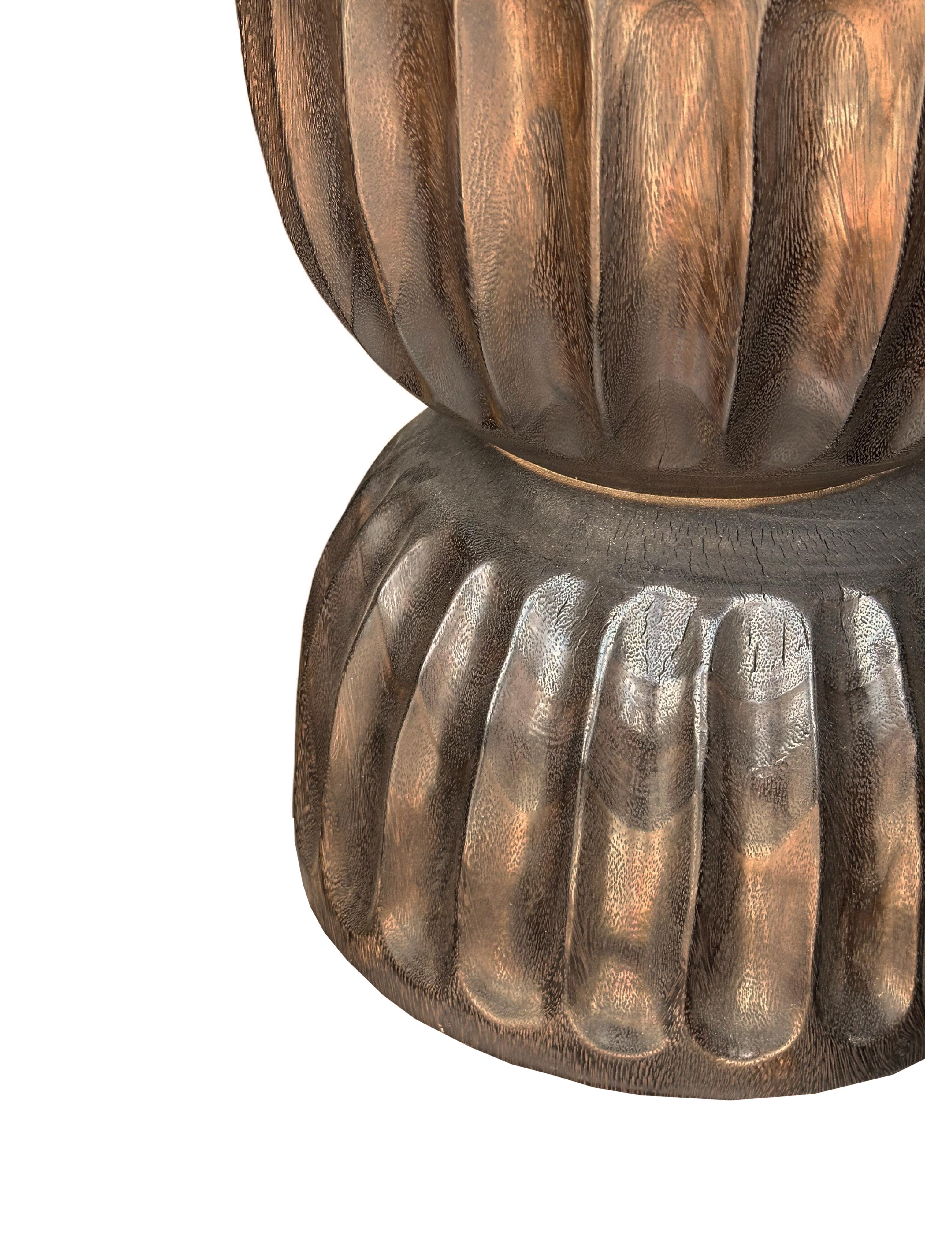 Runder Beistelltisch aus Mangoholz, geschnitzte Details, modern organisch, Brown Finish (Indonesisch) im Angebot