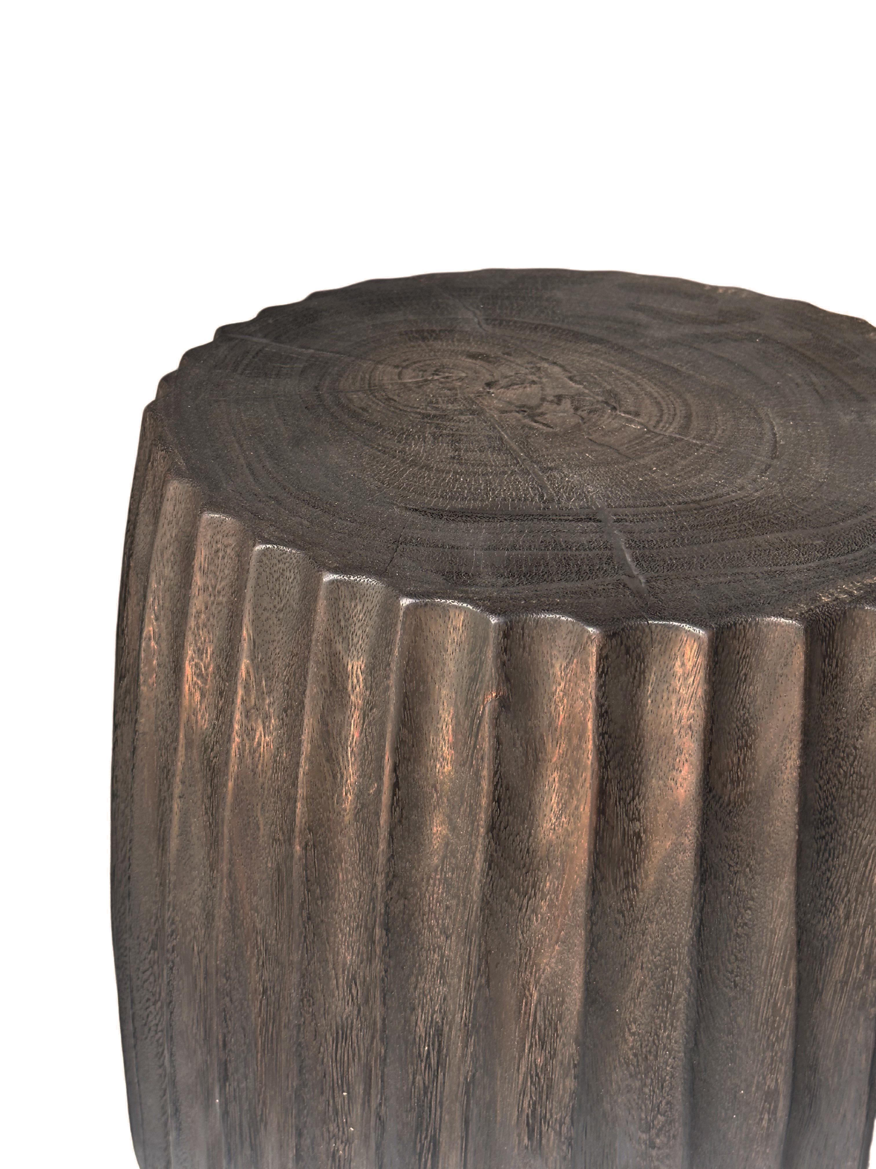 Runder Beistelltisch aus Mangoholz, geschnitzte Details, modern organisch, Brown Finish (Handgefertigt) im Angebot