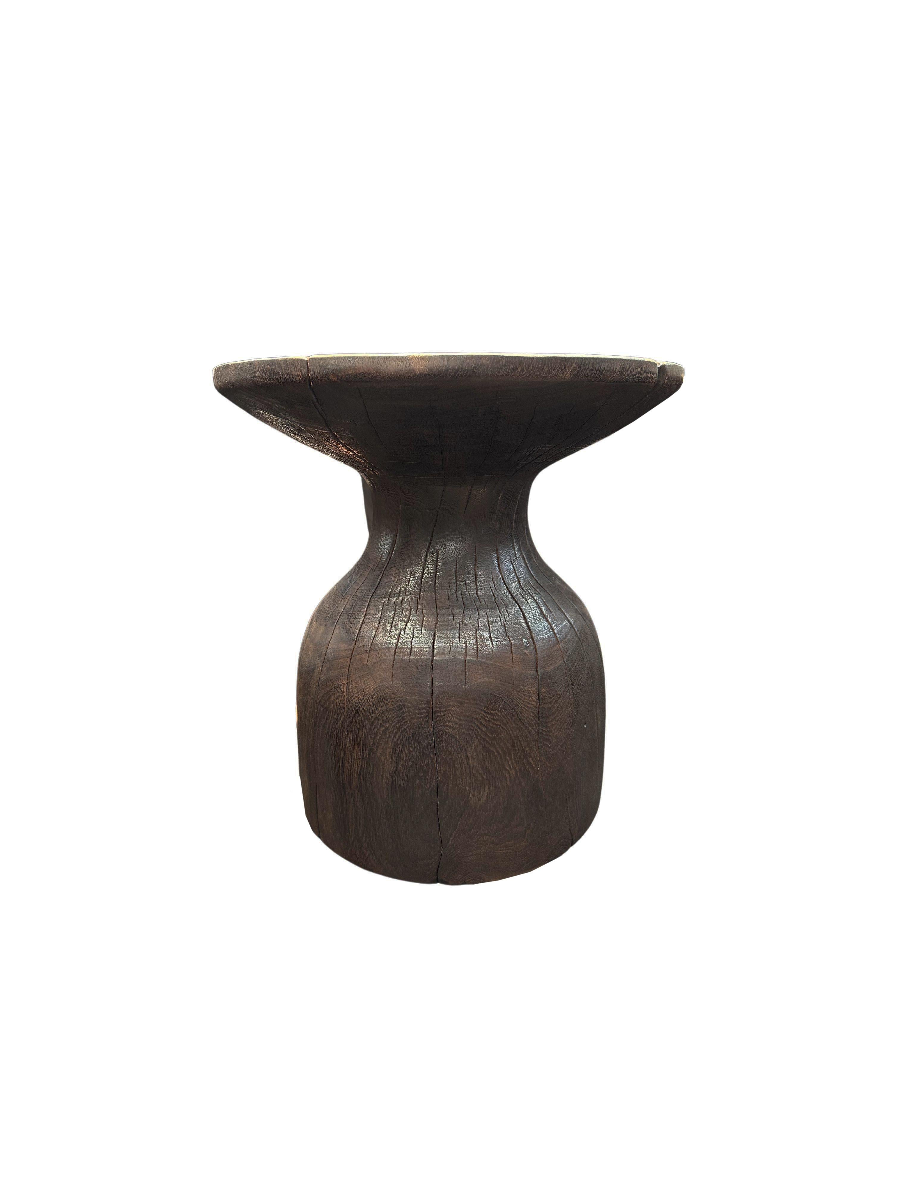Runder Beistelltisch aus Mangoholz, Modern Organic, Brown Finish (Handgefertigt) im Angebot