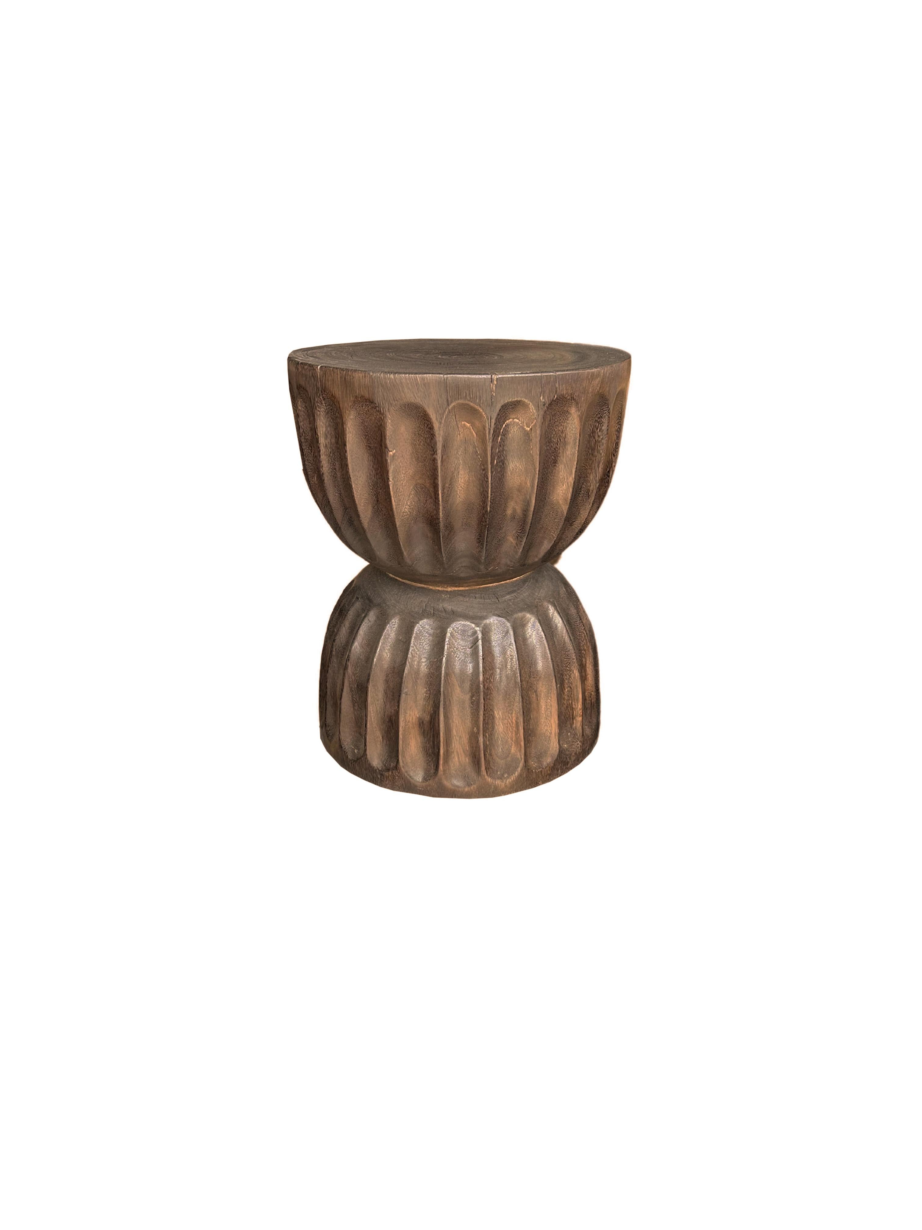 Runder Beistelltisch aus Mangoholz, geschnitzte Details, modern organisch, Brown Finish (Handgefertigt) im Angebot