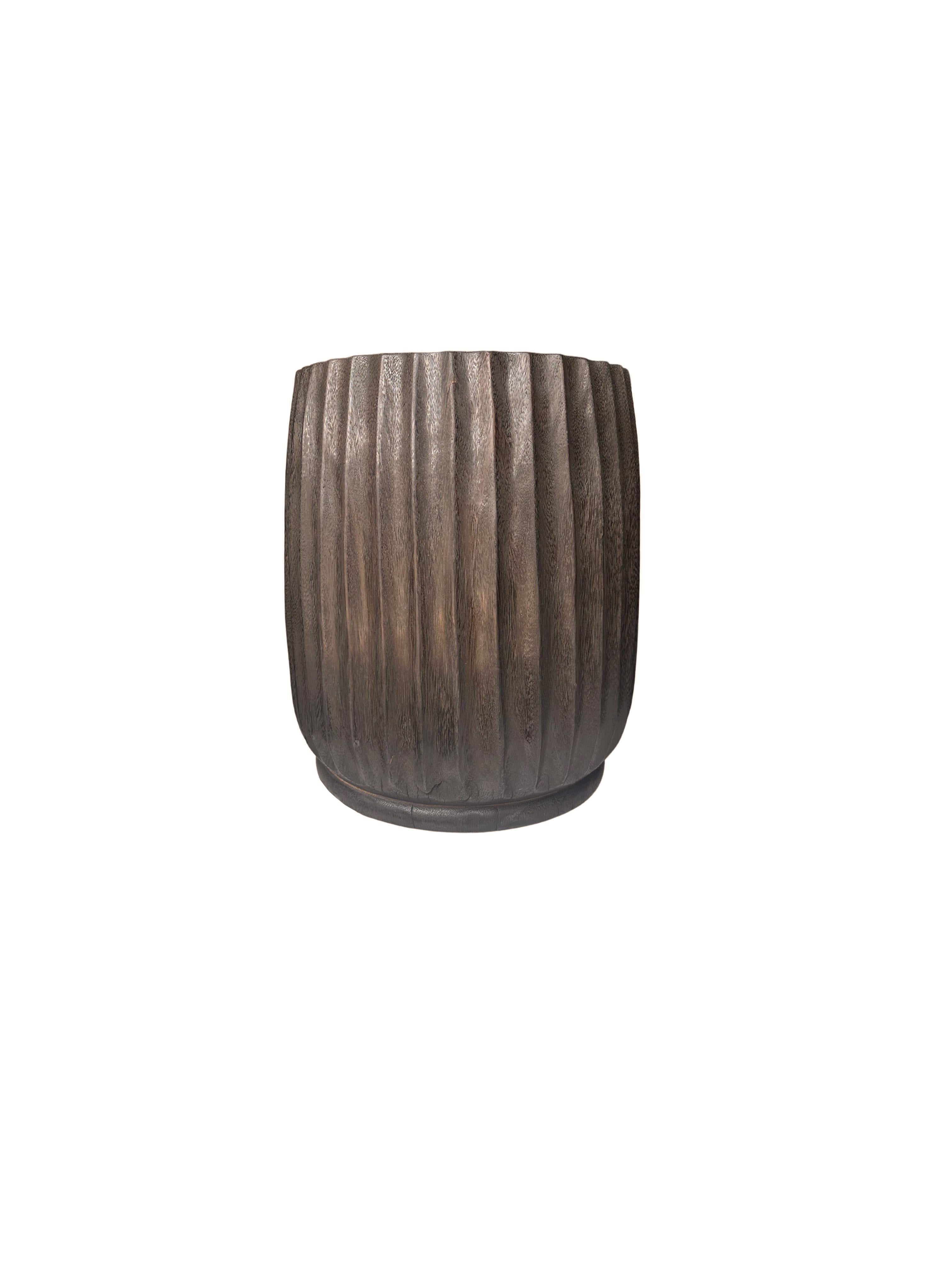 Runder Beistelltisch aus Mangoholz, geschnitzte Details, modern organisch, Brown Finish im Zustand „Neu“ im Angebot in Jimbaran, Bali