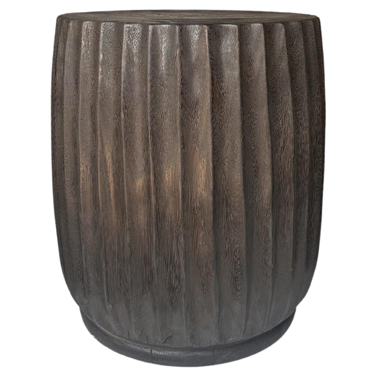Runder Beistelltisch aus Mangoholz, geschnitzte Details, modern organisch, Brown Finish im Angebot