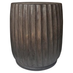 Mesa Auxiliar Redonda de Madera de Mango, Detalles Tallados, Moderna y Orgánica, Acabado Marrón