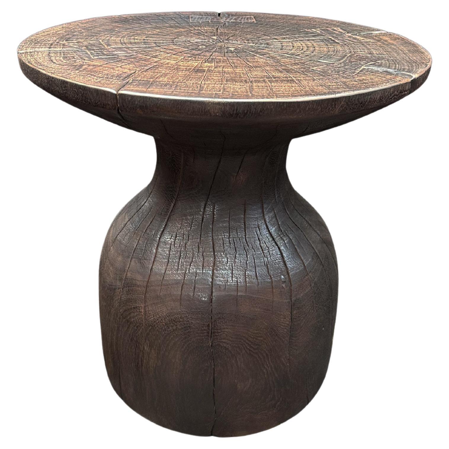 Runder Beistelltisch aus Mangoholz, Modern Organic, Brown Finish im Angebot