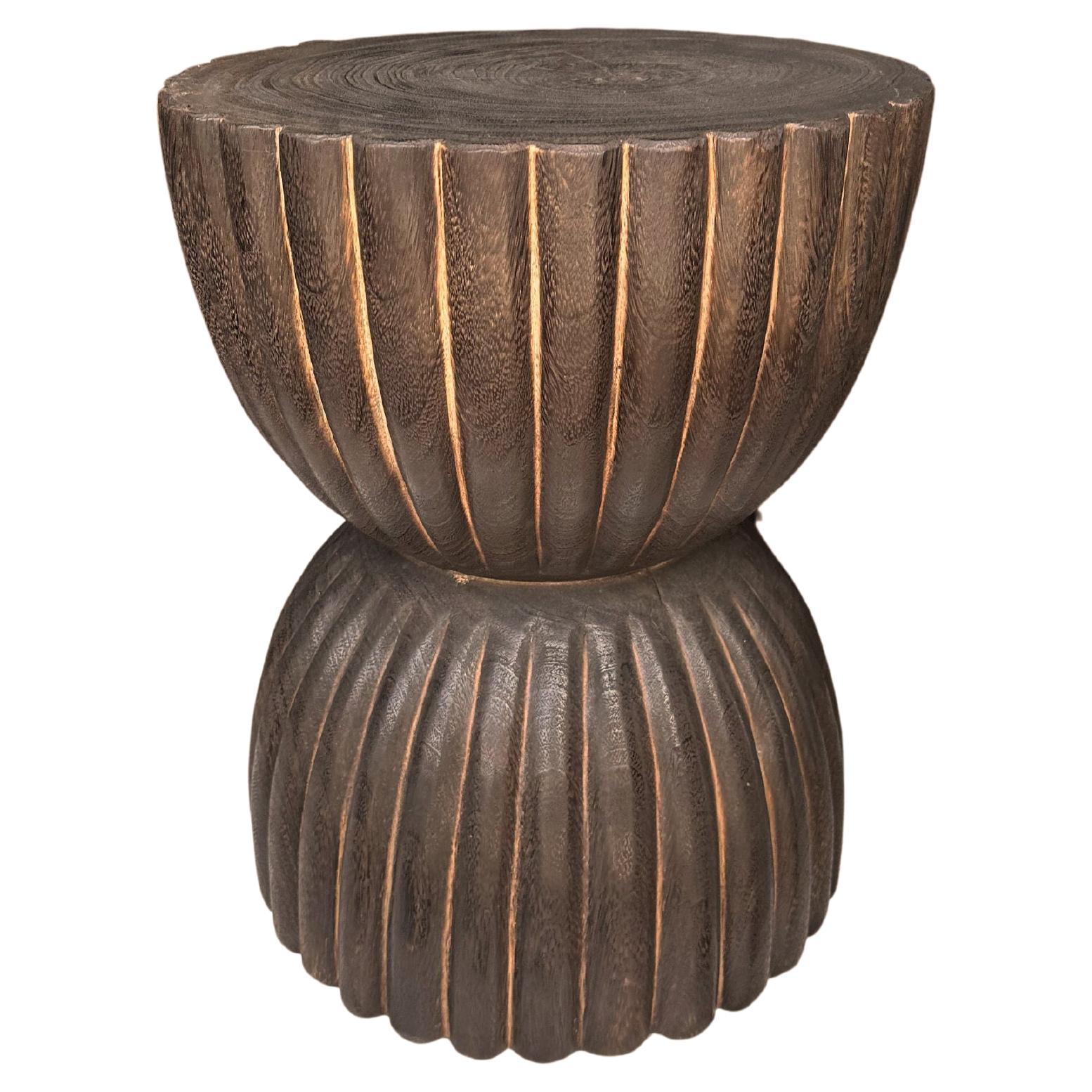 Runder Beistelltisch aus Mangoholz, geschnitzte Details, modern organisch, Brown Finish