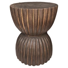 Runder Beistelltisch aus Mangoholz, geschnitzte Details, modern organisch, Brown Finish