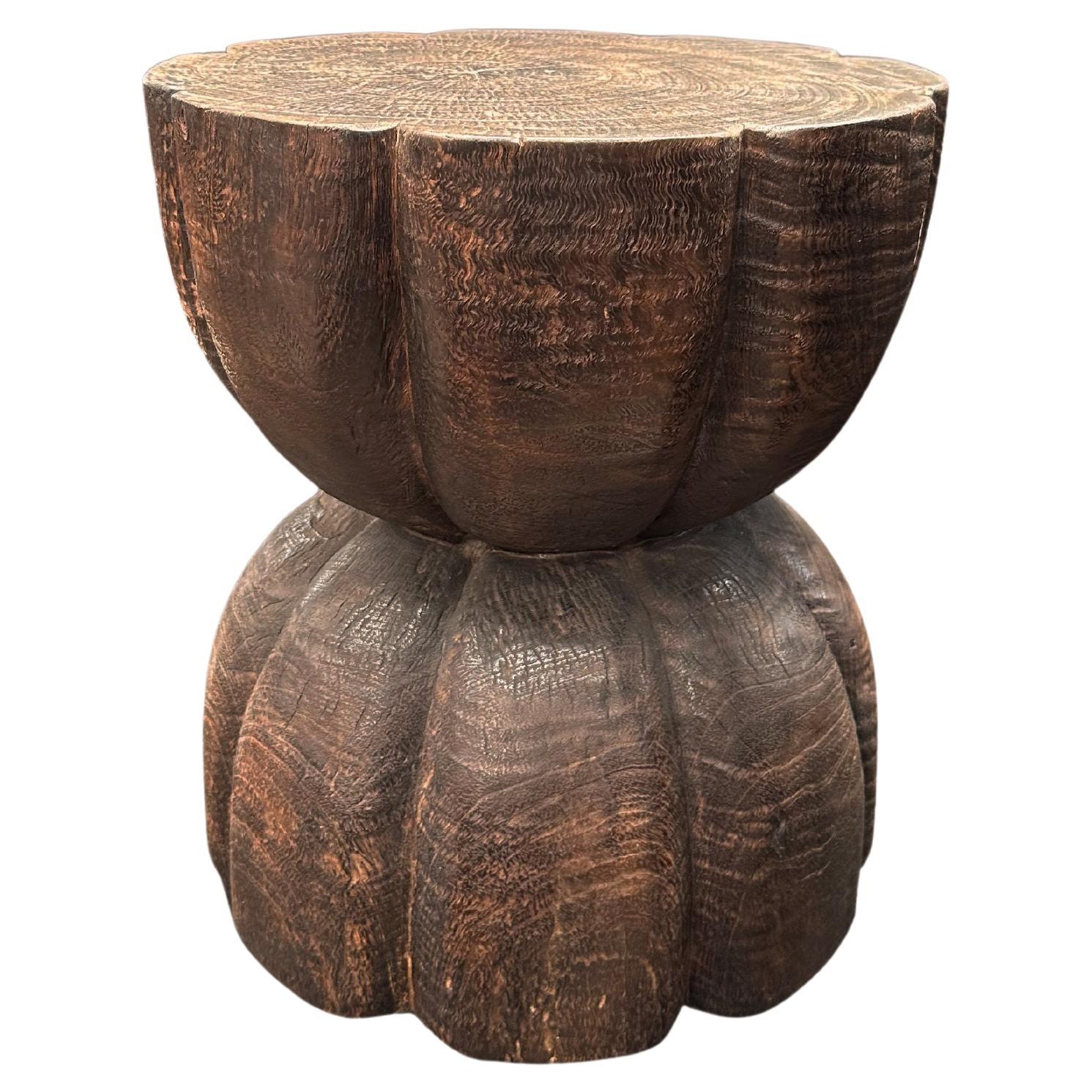 Runder Beistelltisch aus Mangoholz, geschnitzte Details, modern organisch, Brown Finish