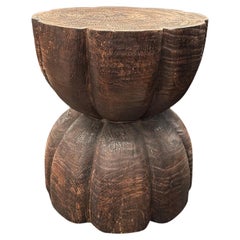 Mesa Auxiliar Redonda de Madera de Mango, Detalles Tallados, Moderna y Orgánica, Acabado Marrón