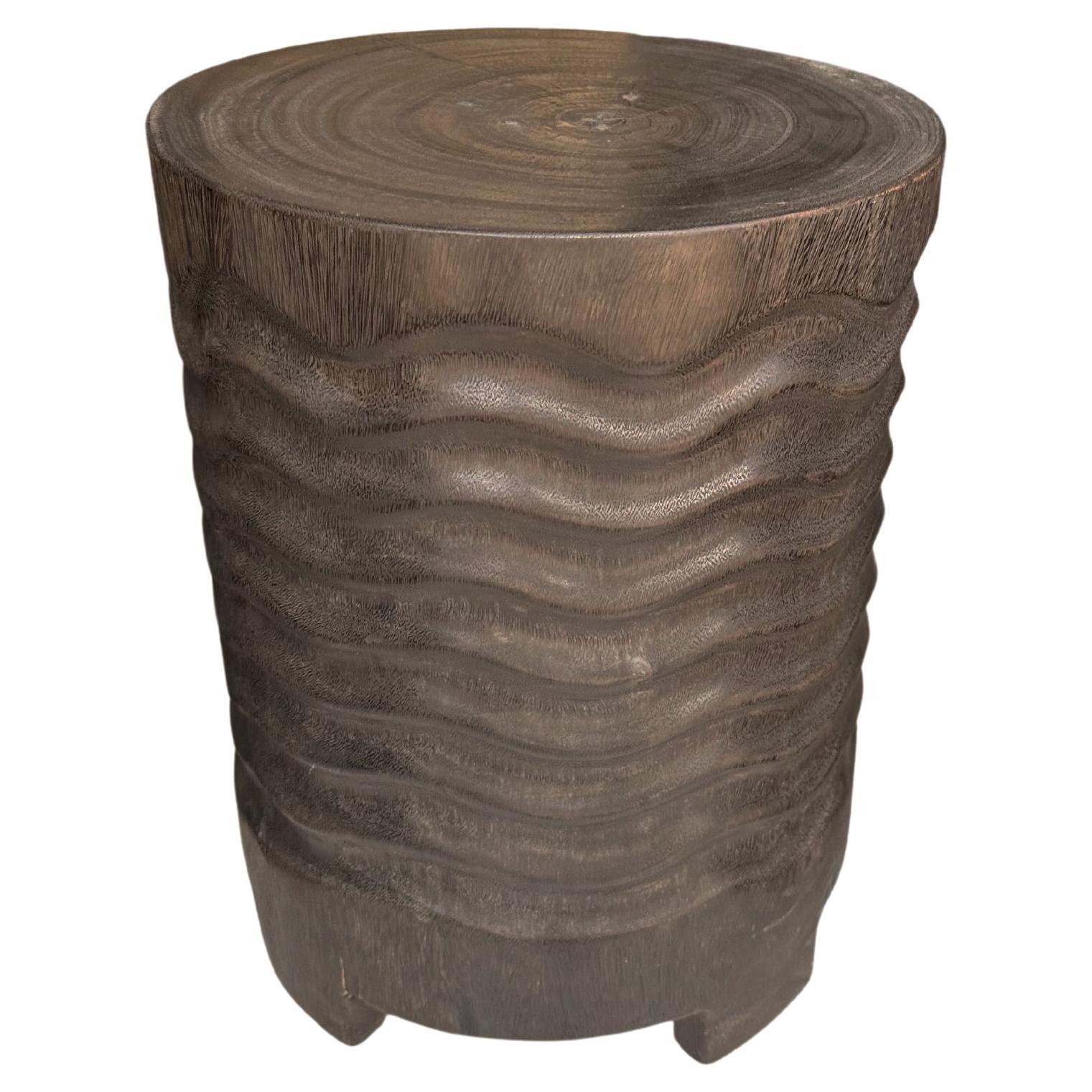 Runder Beistelltisch aus Mangoholz, geschnitzte Details, modern organisch, Brown Finish
