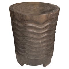 Table d'appoint ronde en bois de manguier, détails sculptés, Modernity Organic, finition Brown