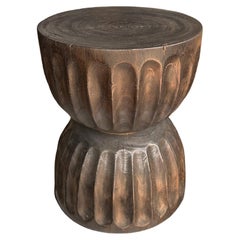 Runder Beistelltisch aus Mangoholz, geschnitzte Details, modern organisch, Brown Finish