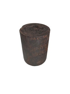 Runder Beistelltisch aus Mangoholz, geschnitzte Details, modern, organisch, gebrannte Oberfläche