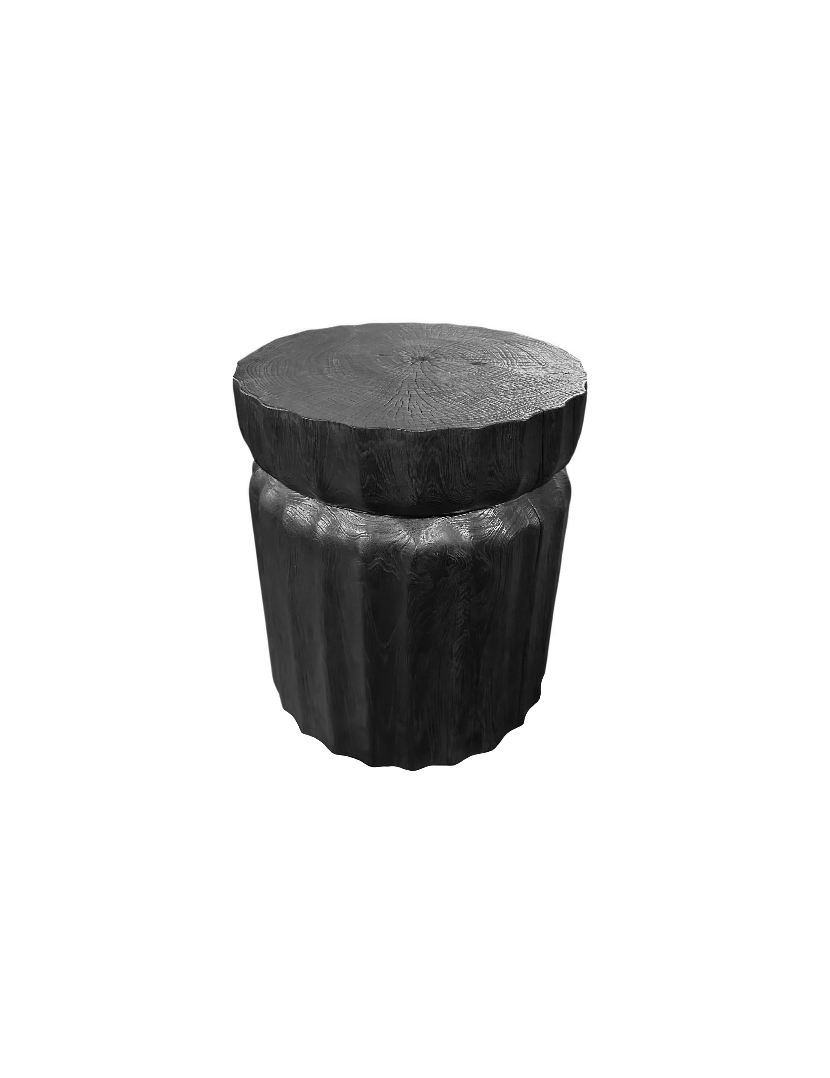 Organique Table d'appoint ronde en bois de teck, détails sculptés, finition organique moderne, brûlée en vente
