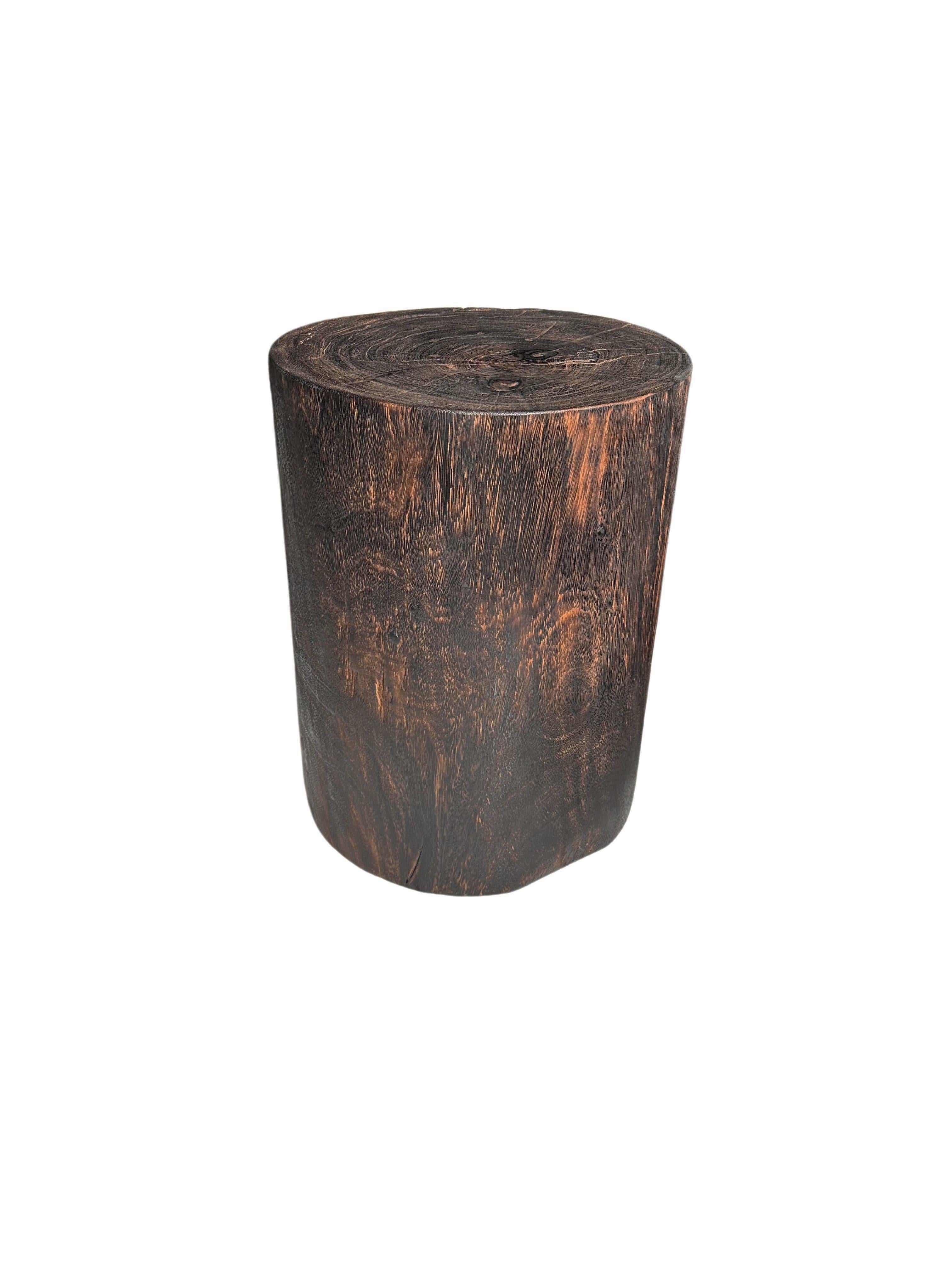Runder Beistelltisch aus Mangoholz, geschnitzte Details, modern, organisch, gebrannte Oberfläche (Organische Moderne) im Angebot