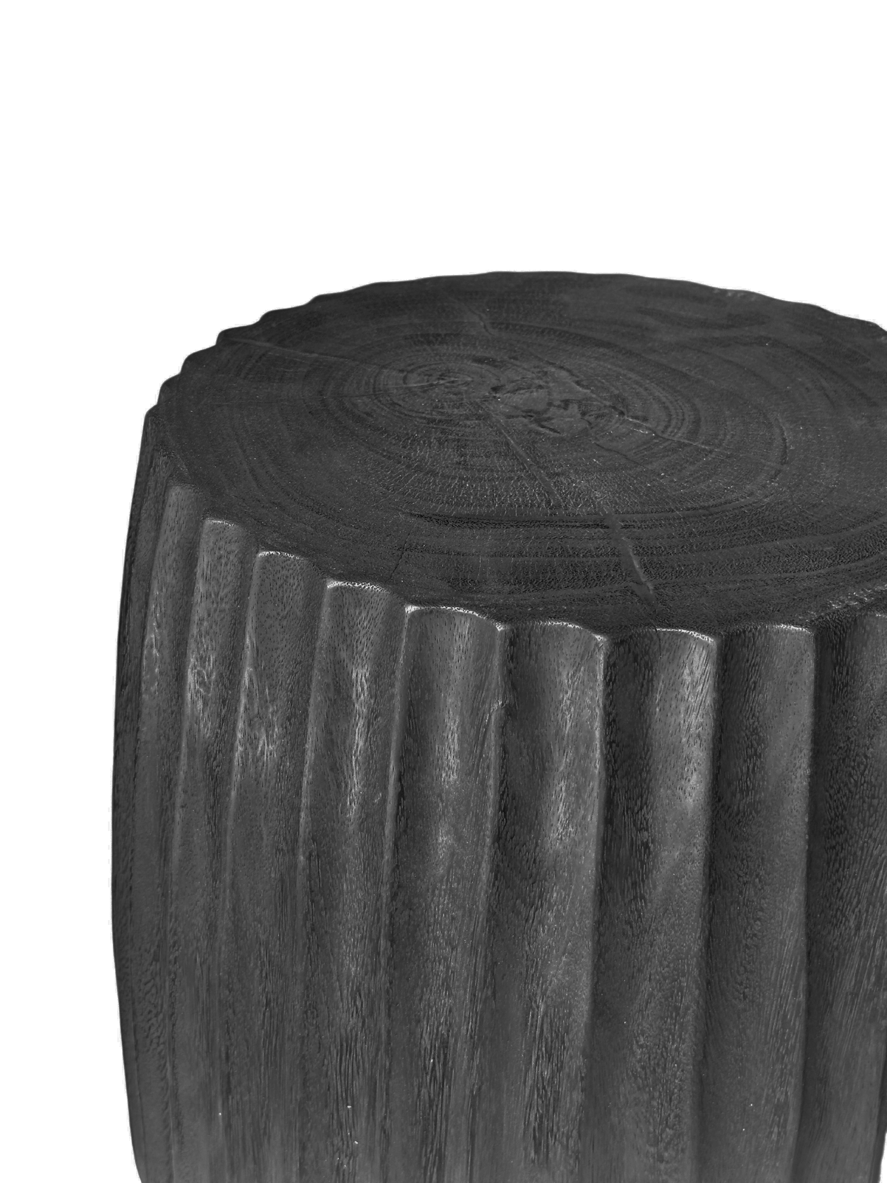 Organico moderno Tavolino rotondo in Wood Wood, dettagli intagliati, organico moderno, finitura bruciata in vendita