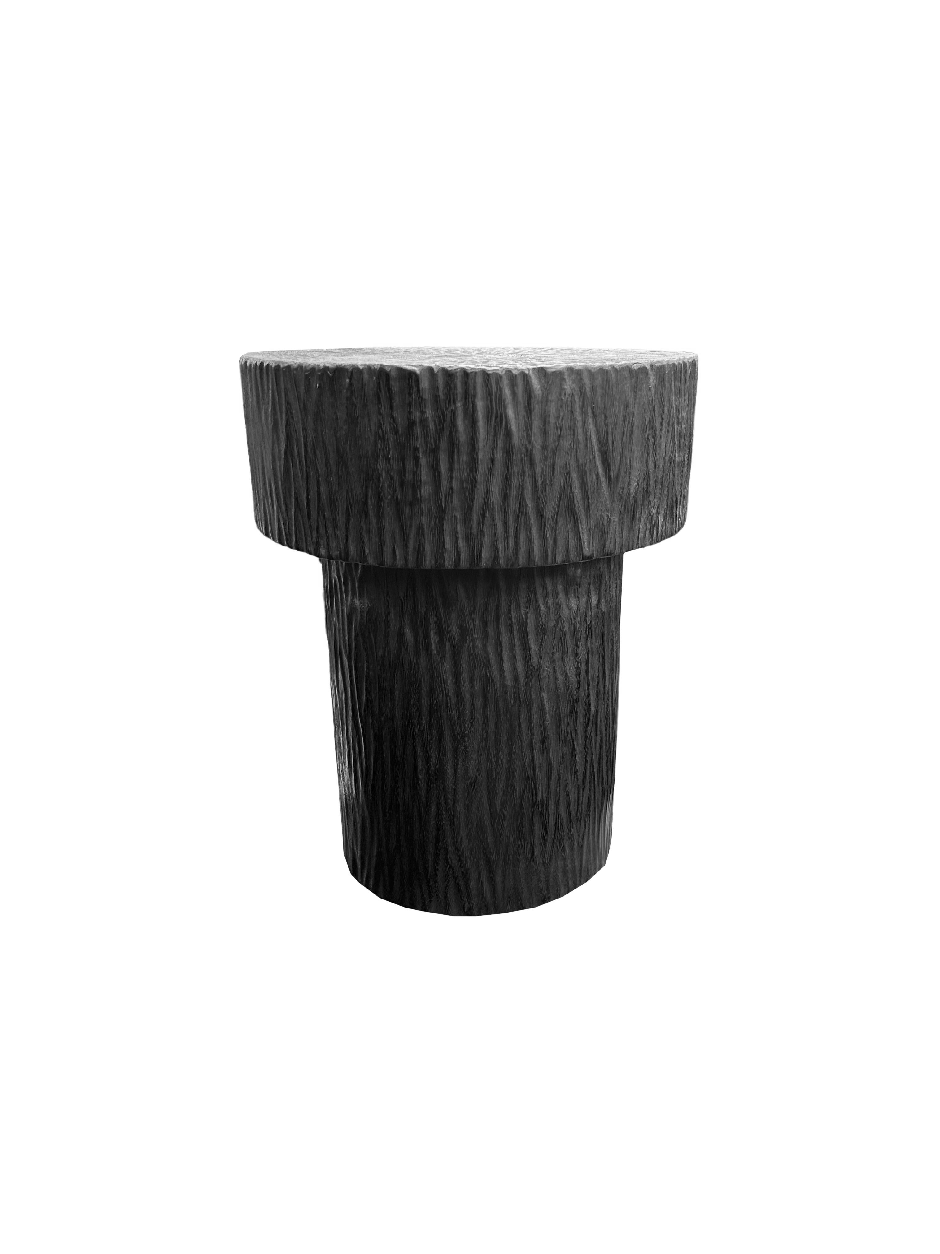 Organique Table d'appoint ronde en bois de Mango, détails sculptés, finition organique moderne, brûlée en vente