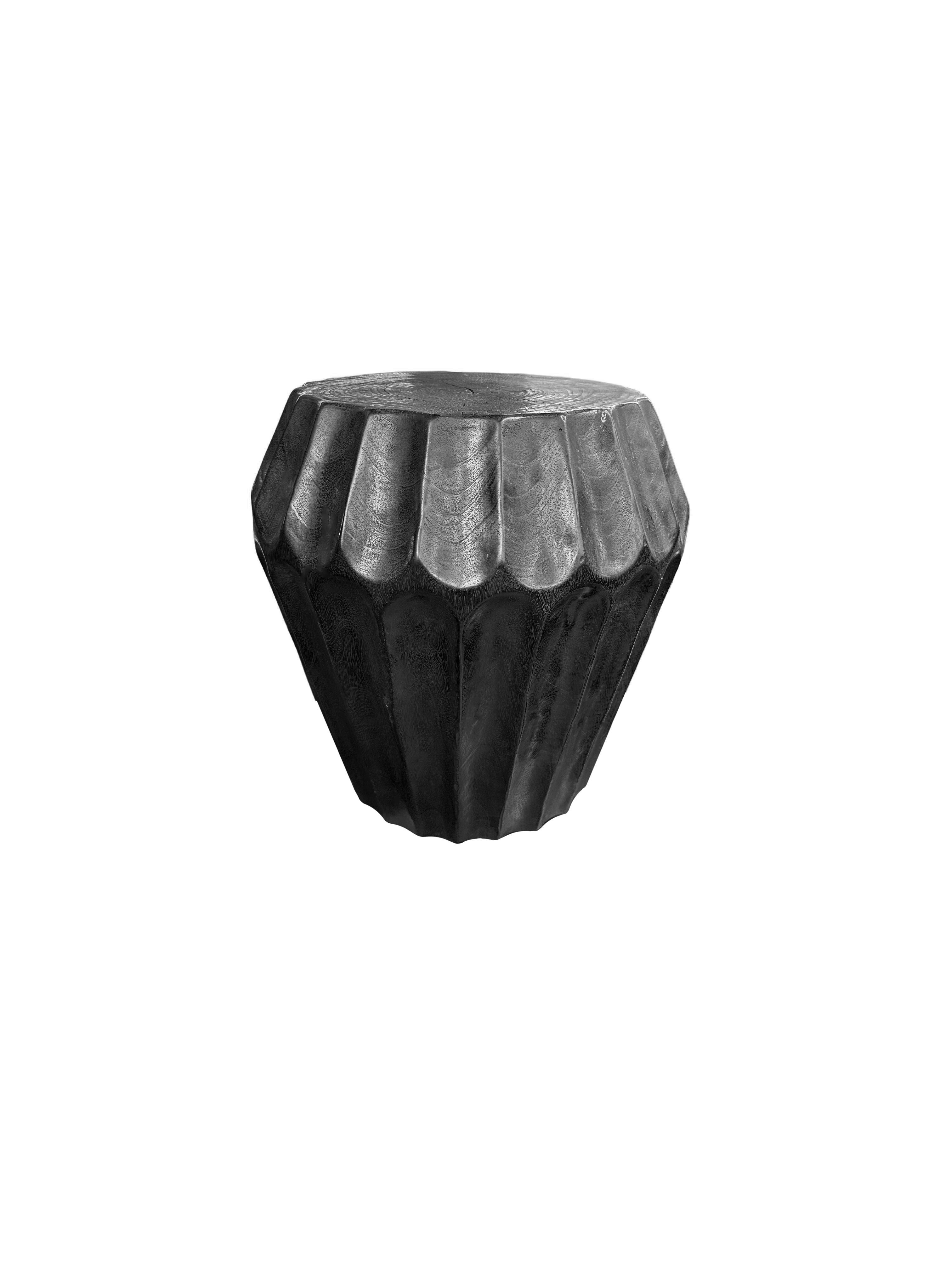 Organique Table d'appoint ronde en bois de Mango, détails sculptés, finition organique moderne, brûlée en vente