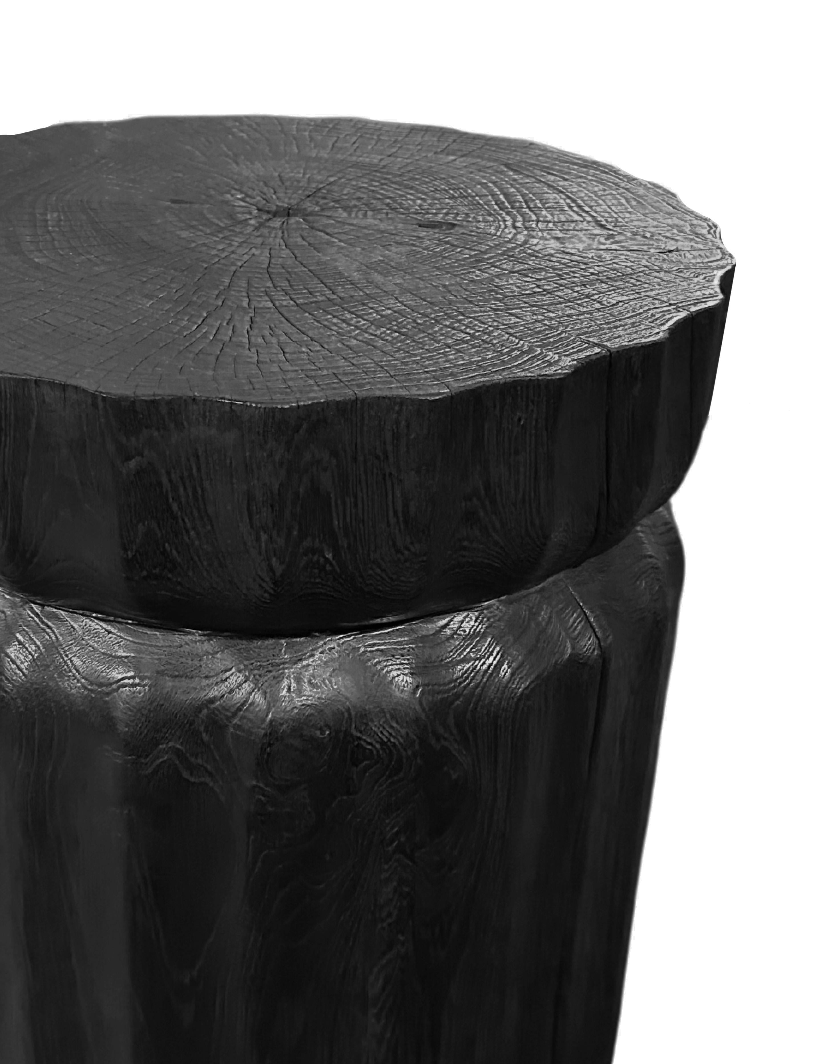 Indonésien Table d'appoint ronde en bois de teck, détails sculptés, finition organique moderne, brûlée en vente