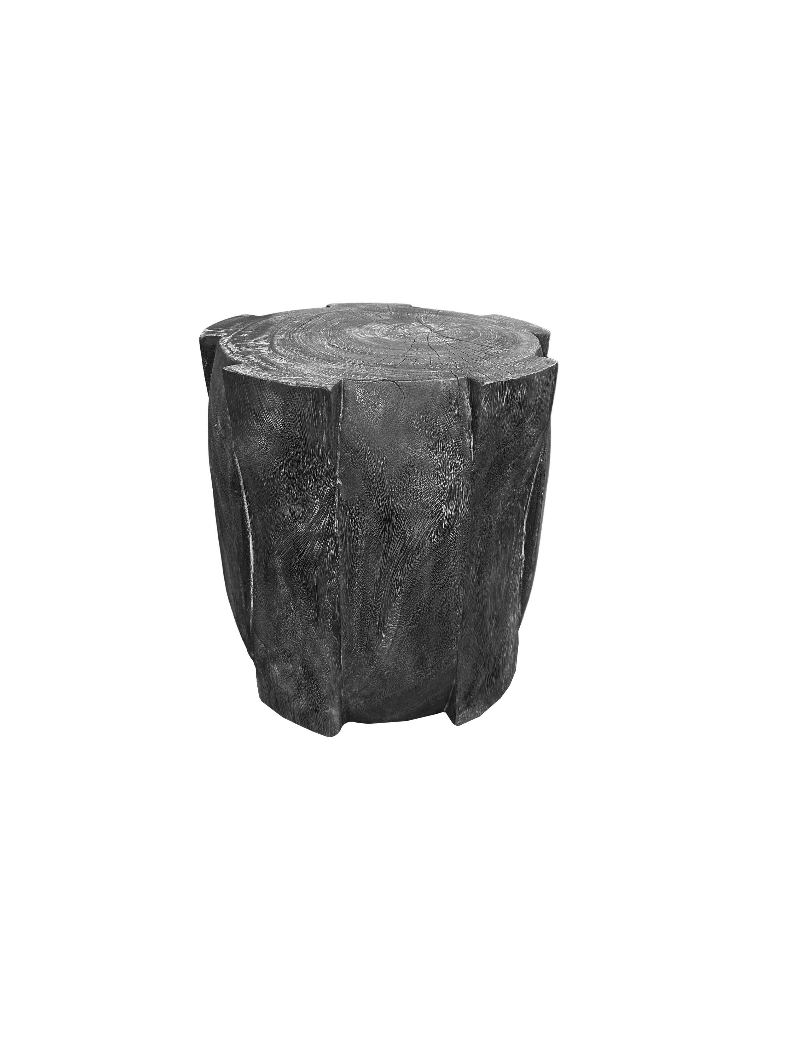 Indonésien Table d'appoint ronde en bois de Mango, détails sculptés, finition organique moderne, brûlée en vente