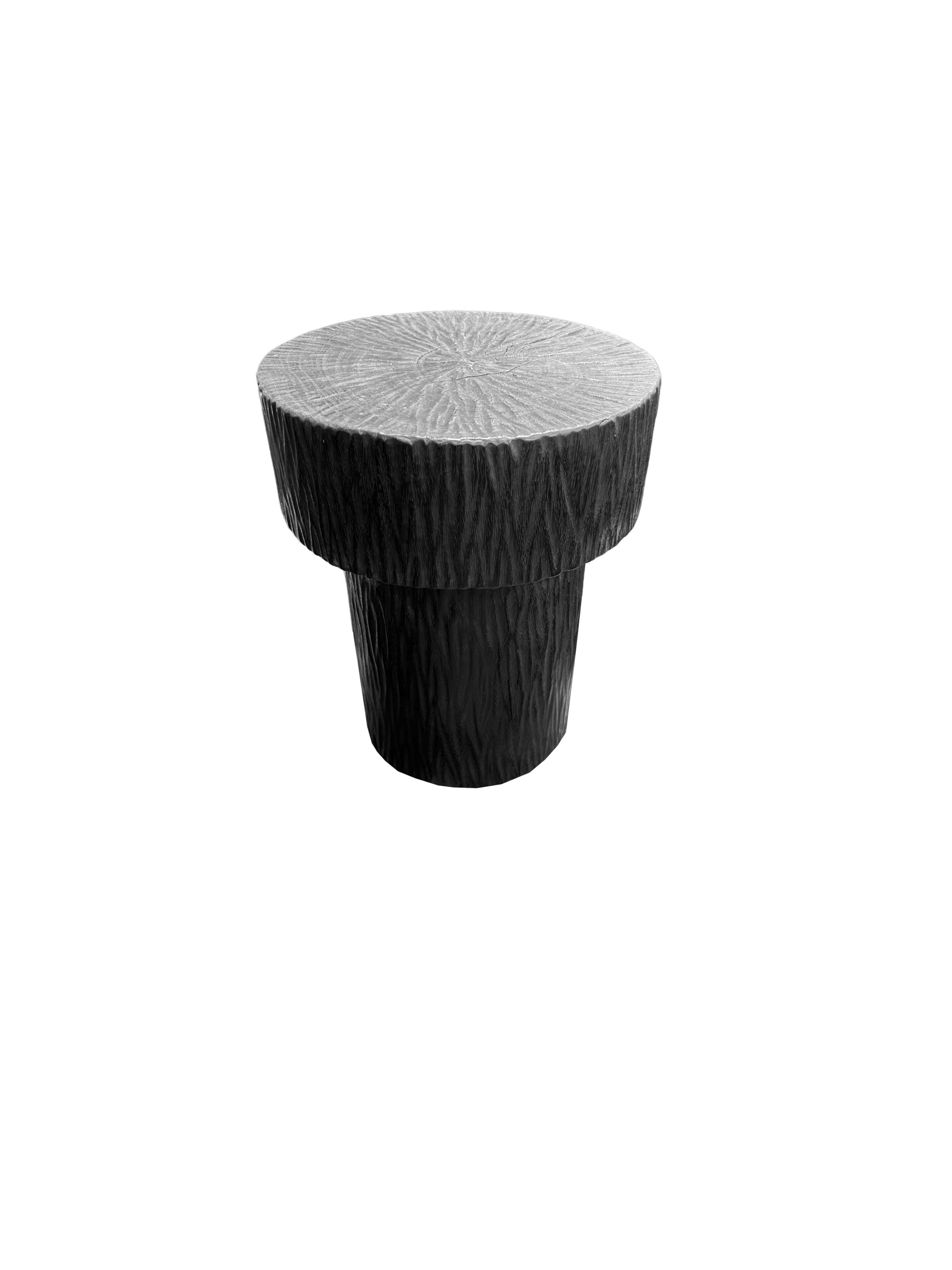 Indonésien Table d'appoint ronde en bois de Mango, détails sculptés, finition organique moderne, brûlée en vente
