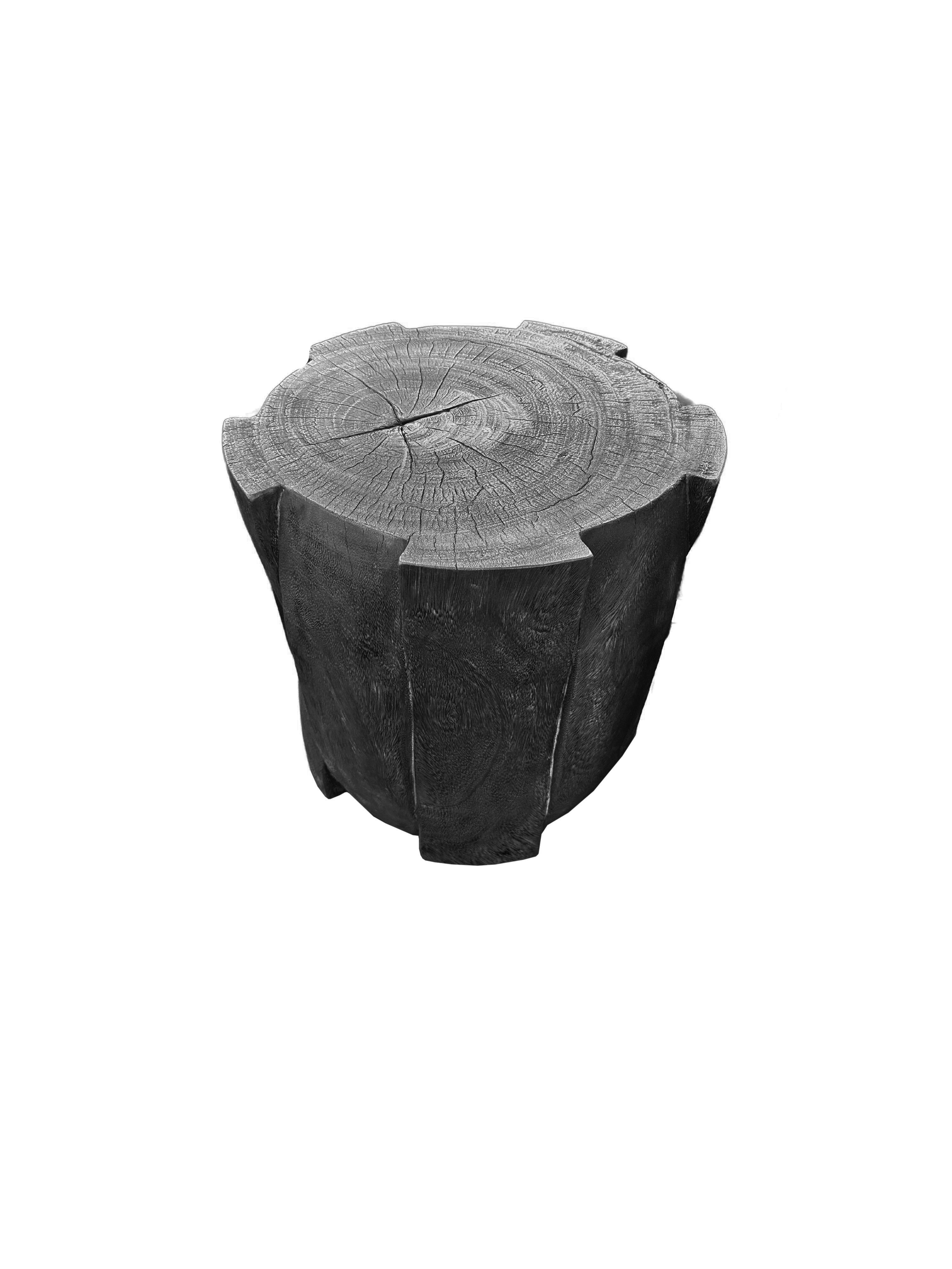 Fait main Table d'appoint ronde en bois de Mango, détails sculptés, finition organique moderne, brûlée en vente